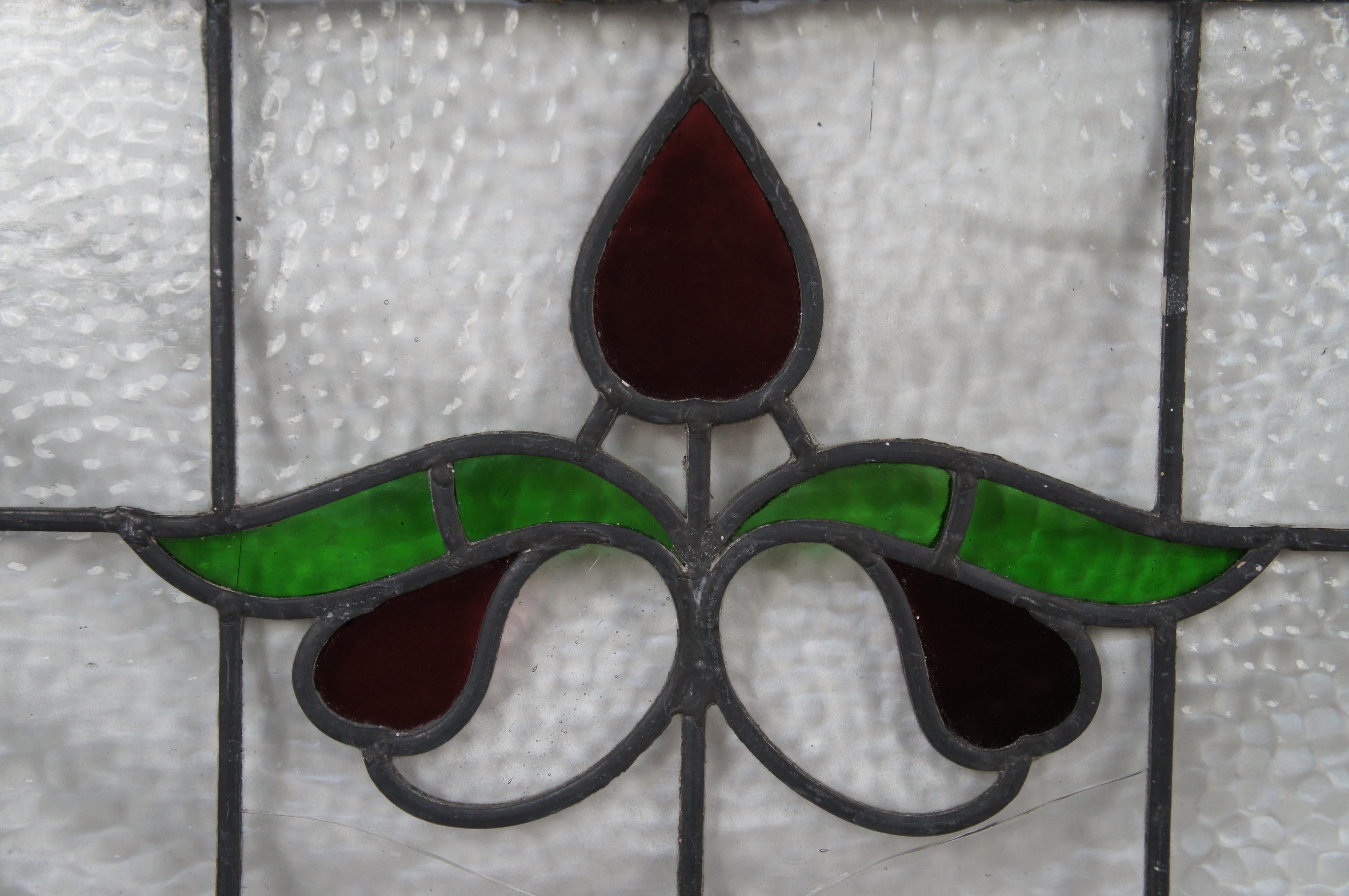 20ième siècle Antique vitrail de fenêtre de style victorien anglais Art Nouveau avec motifs floraux en vente