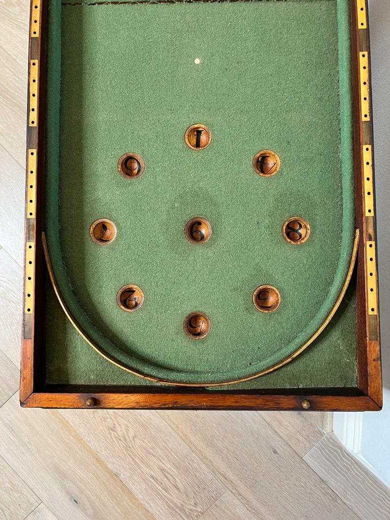 Victorien Ancienne table de jeu victorienne Bagatelle sur Stand en vente