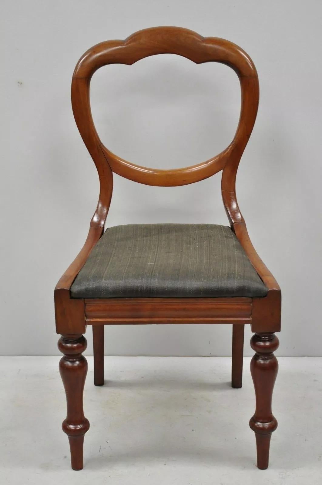Set di 4 antiche sedie da biblioteca in mogano con schienale a palloncino del XIX secolo. L'articolo presenta gambe intagliate, sedili a goccia, schienali a palloncino, struttura in legno massiccio, bellissime venature del legno, un oggetto antico