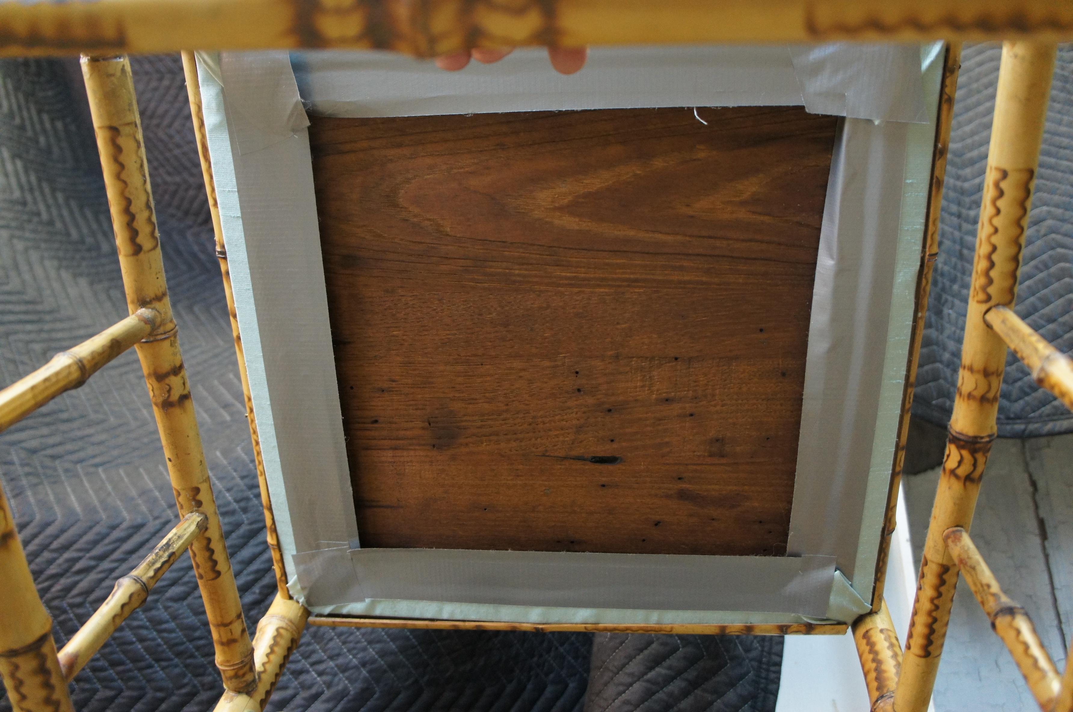 Ancienne chaise d'angle victorienne anglaise en bambou rembourrée d'un siège en soie avec scène de dragon en vente 3