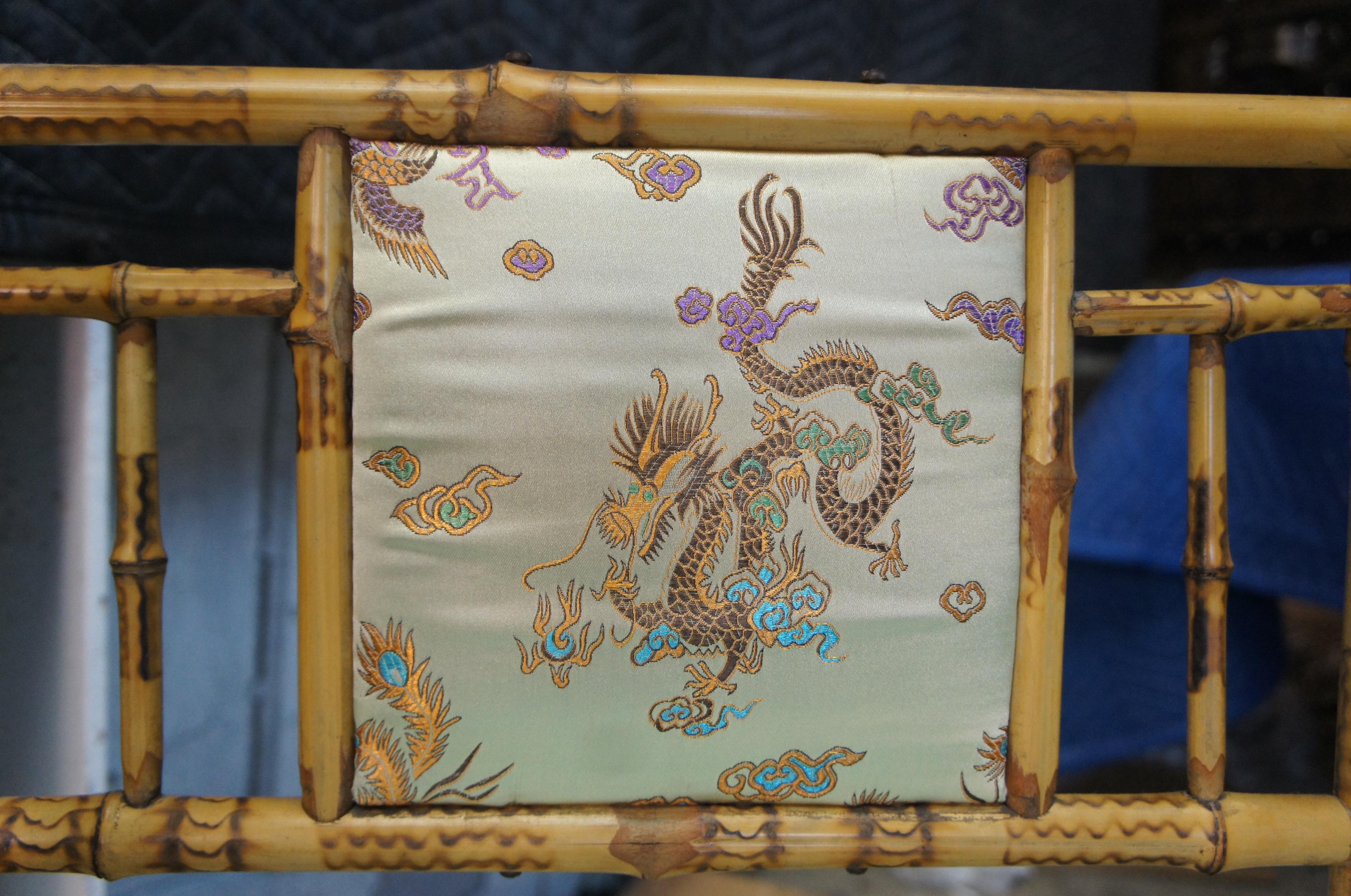 Chinoiseries Ancienne chaise d'angle victorienne anglaise en bambou rembourrée d'un siège en soie avec scène de dragon en vente