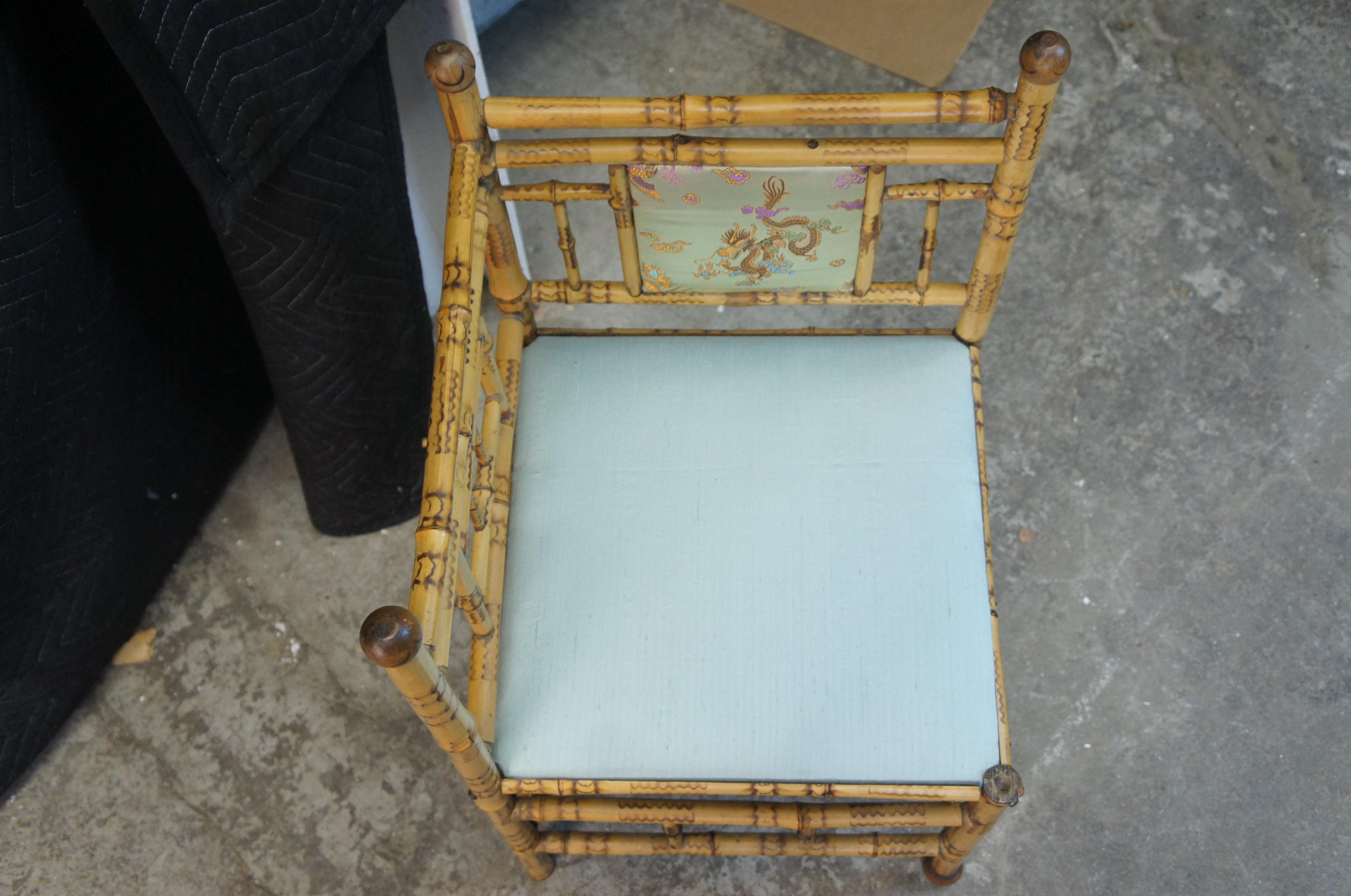 Ancienne chaise d'angle victorienne anglaise en bambou rembourrée d'un siège en soie avec scène de dragon Bon état - En vente à Dayton, OH