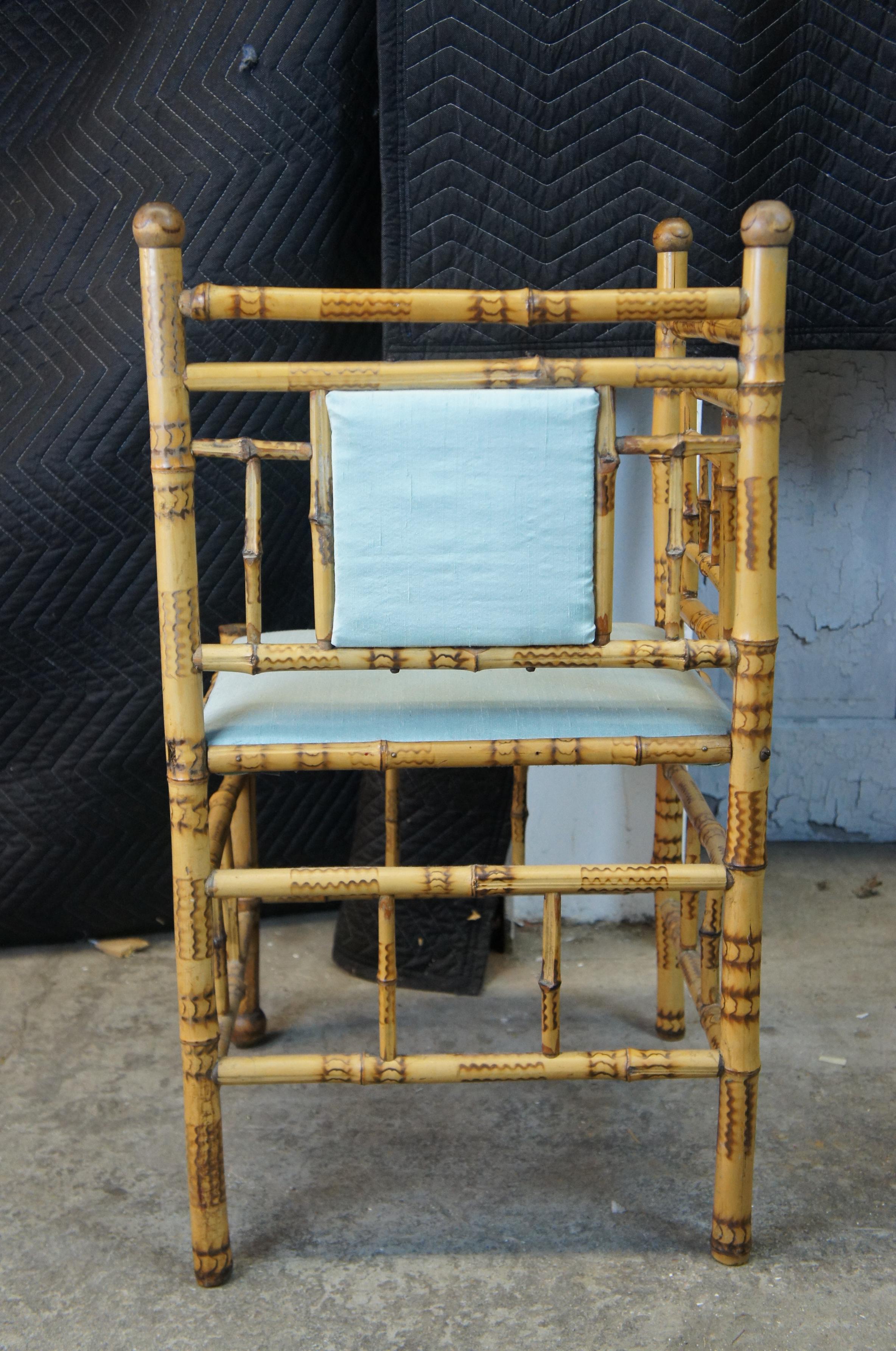 Ancienne chaise d'angle victorienne anglaise en bambou rembourrée d'un siège en soie avec scène de dragon en vente 1