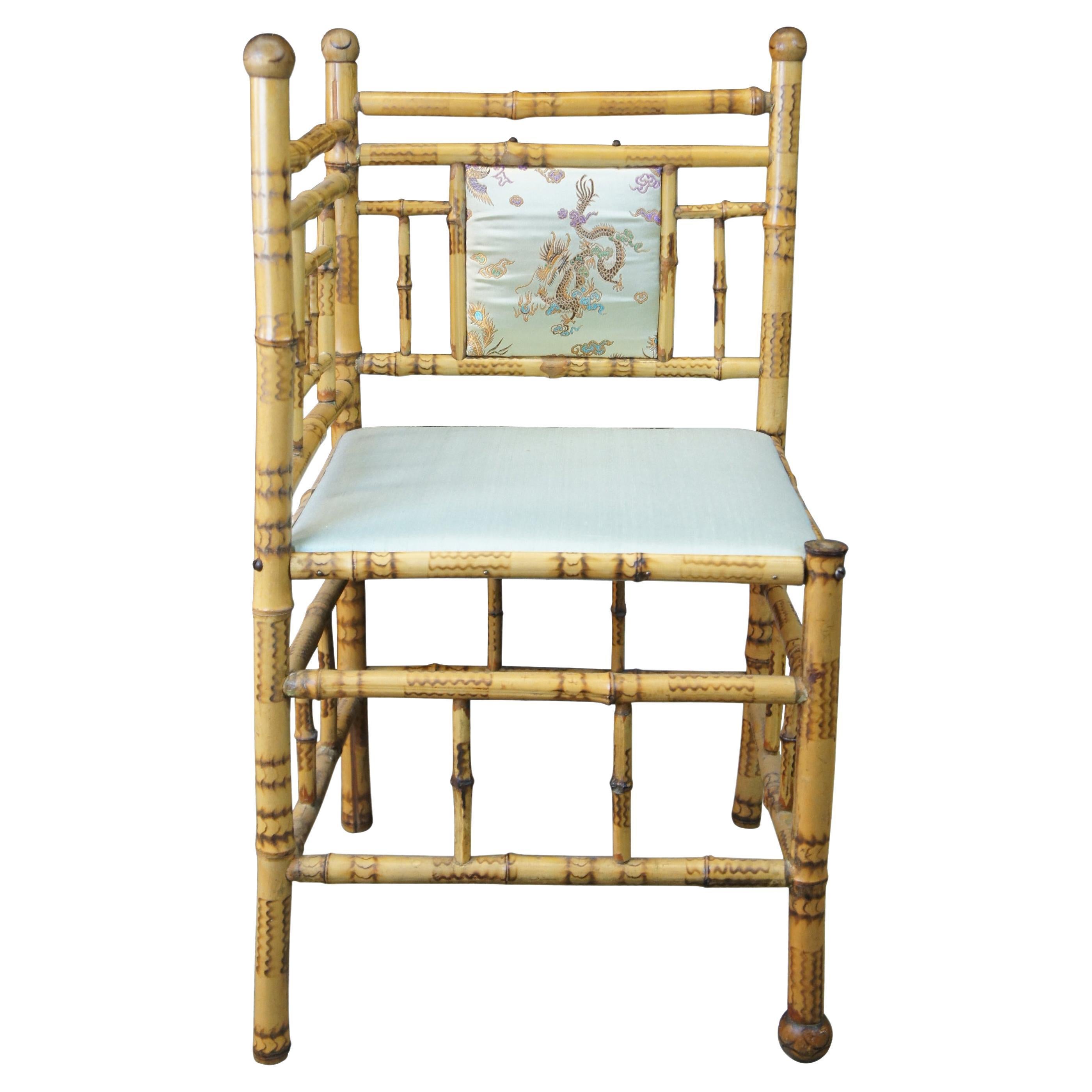 Ancienne chaise d'angle victorienne anglaise en bambou rembourrée d'un siège en soie avec scène de dragon