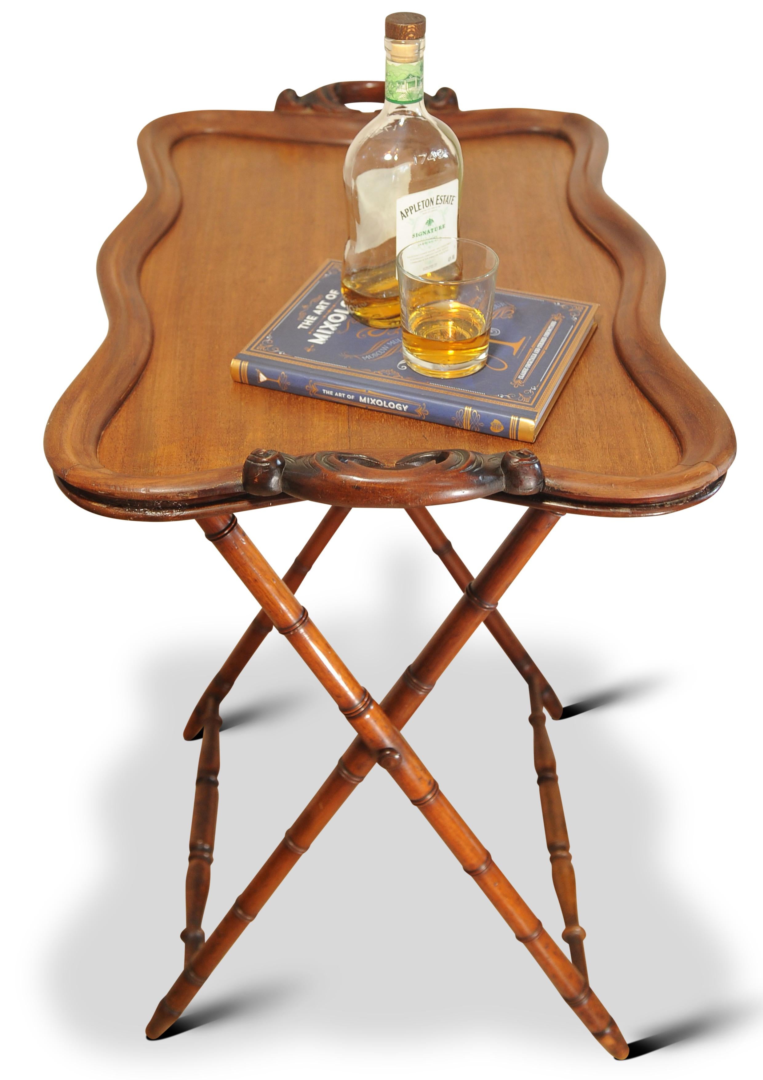 Antike englische viktorianische Mahagoni Faux Bamboo Folding Butlers Tablett mit gedrehten Beinen & Stretchers.

Komplett mit einem tragbaren Serviertablett in Wellenform 

Extra Abmessungen 
Rahmen allein 
Höhe 75,5 cm
Breite 58,5 cm
Tiefe 41cm