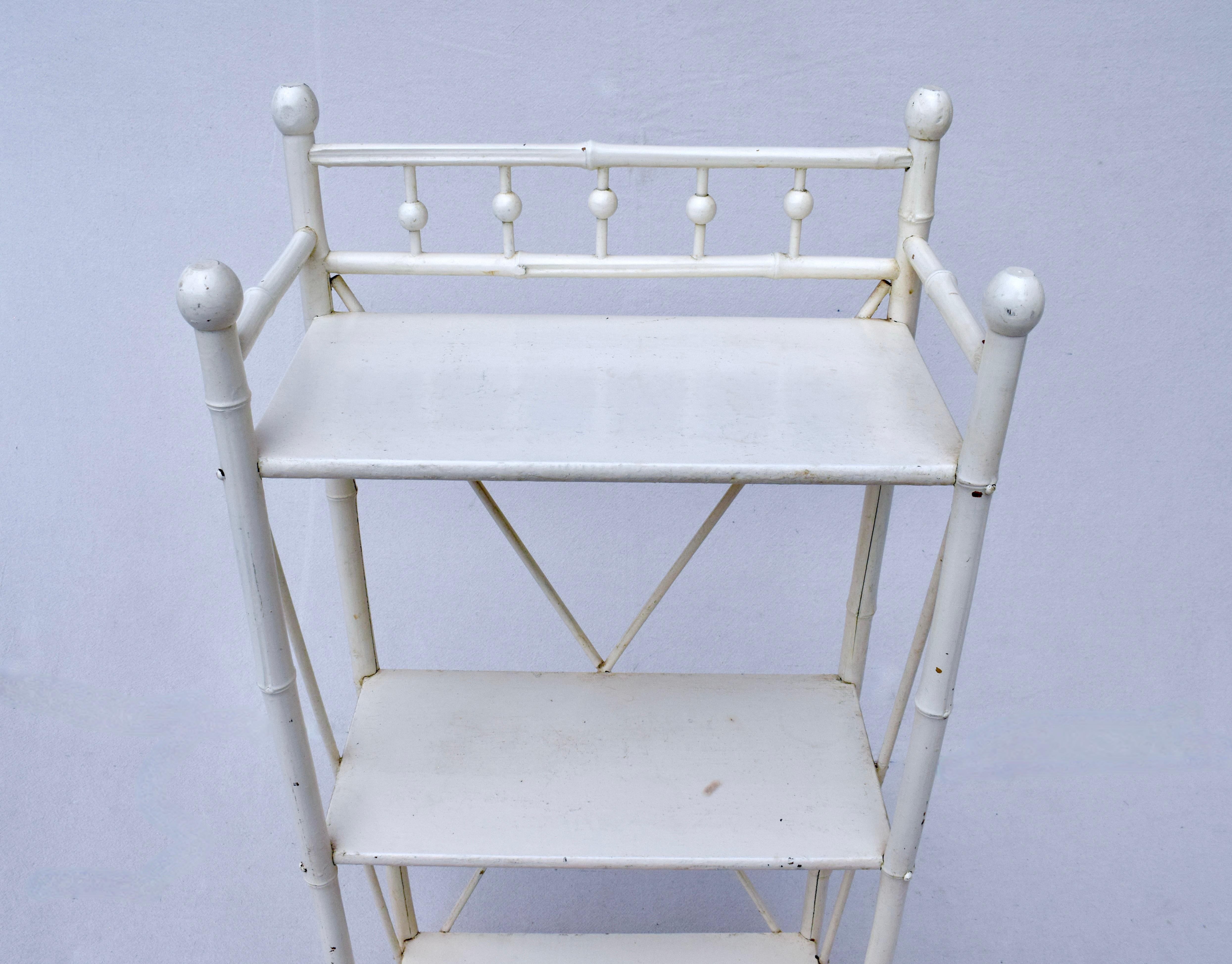 Dipinto Antico scaffale di bambù vittoriano inglese, con bastone e sfera, per scaffali e curiosità in vendita