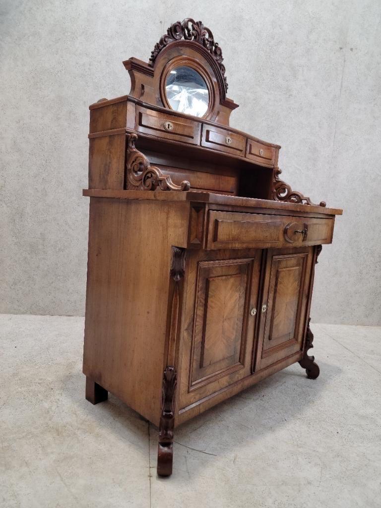 Antique English Victorian Bookmatched Mahogany Mirror Topped Chiffonier In Good Condition For Sale In Chicago, IL