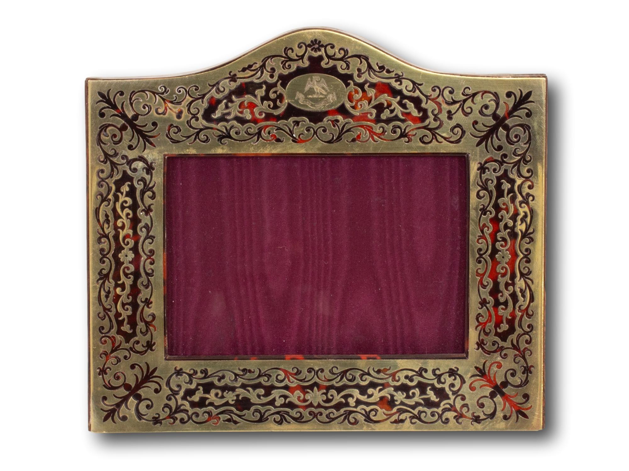 Sello J.C. Vickery Regent St. W.

De nuestra colección Accesorios, nos complace ofrecerte este Marco de fotos antiguo Boulle de Vickery. El marco está hecho de un tablero de caoba maciza con un soporte incorporado y un fino frente de boulle con