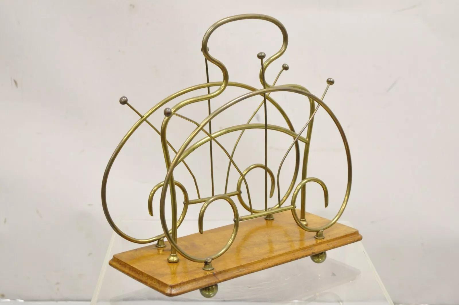 Ancien porte-revues victorien en laiton et bois de chêne à volutes avec pieds en forme de boules en laiton. Circa 19ème siècle. Dimensions : 15