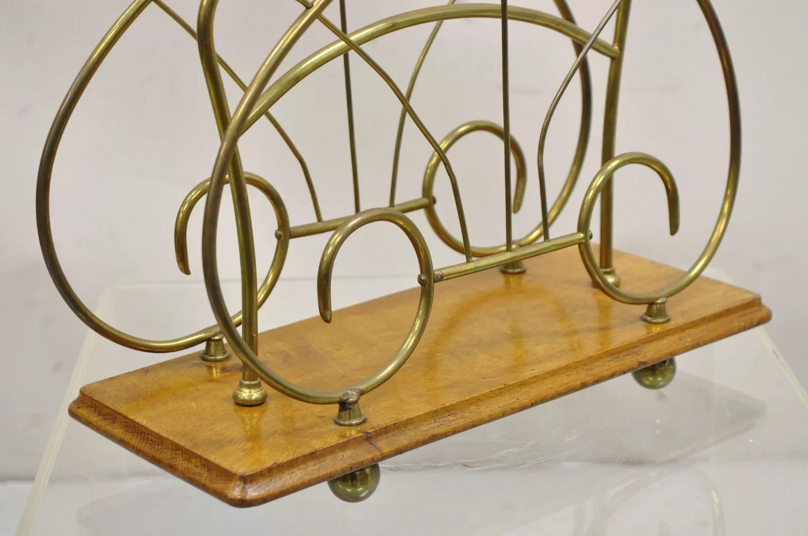 XIXe siècle Ancien porte-revues victorien à volutes en laiton et en bois d'Oak Oak en vente