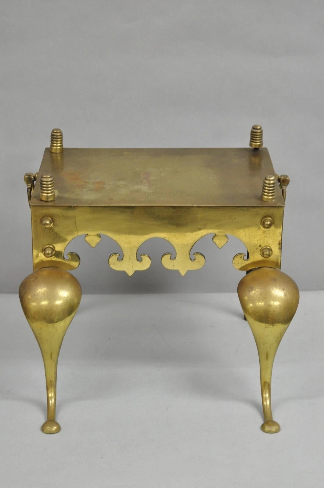 Antico sottopentola inglese vittoriano a gamba cabriole in ottone per caminetto. Circa alla fine del XIX secolo. Misure: 15
