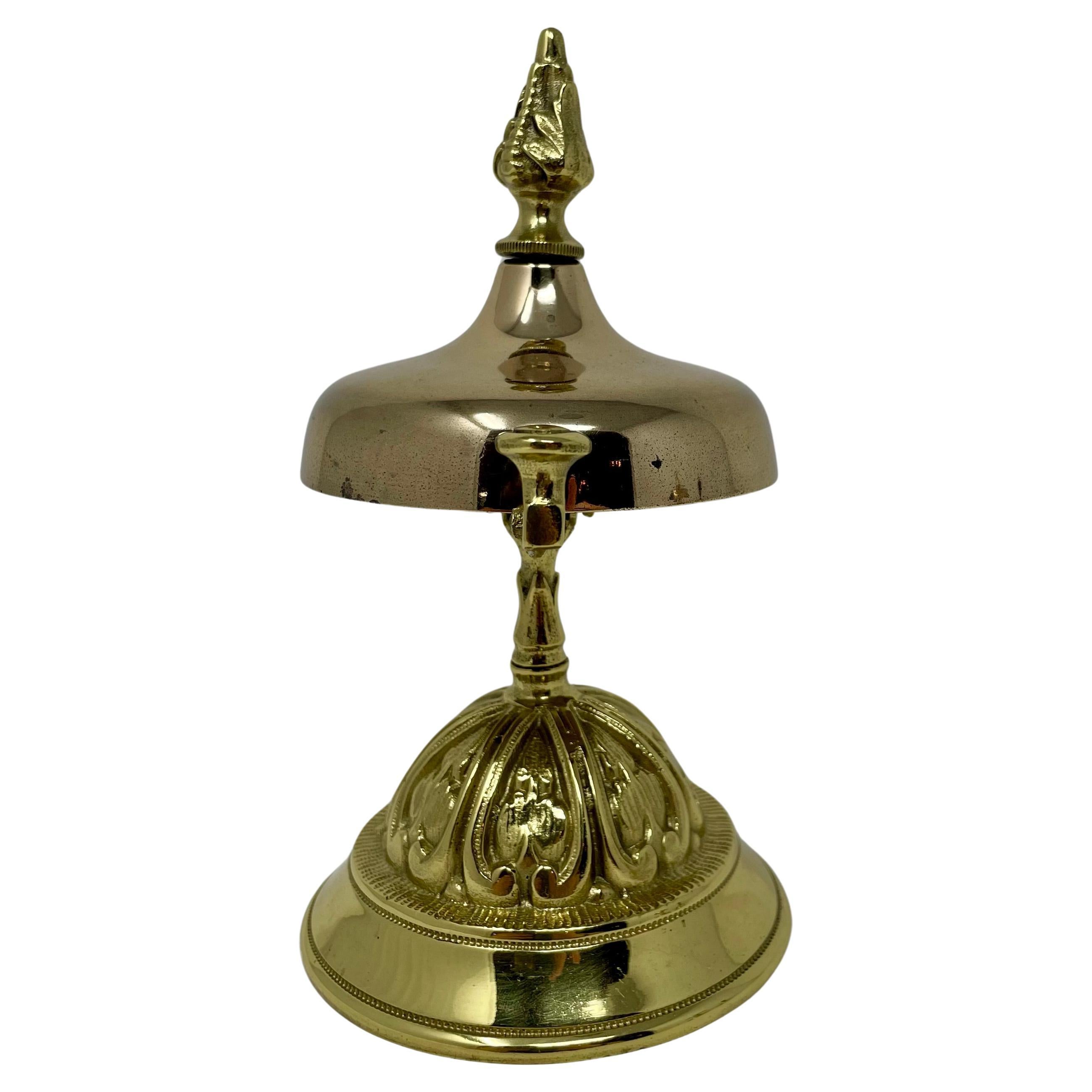 Bell de bureau victorienne anglaise ancienne en laiton, vers 1880-1890. Bon état - En vente à New Orleans, LA