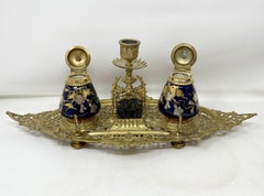 Antico calamaio inglese vittoriano in ottone con bottiglie di cobalto smaltate Circa 1875
