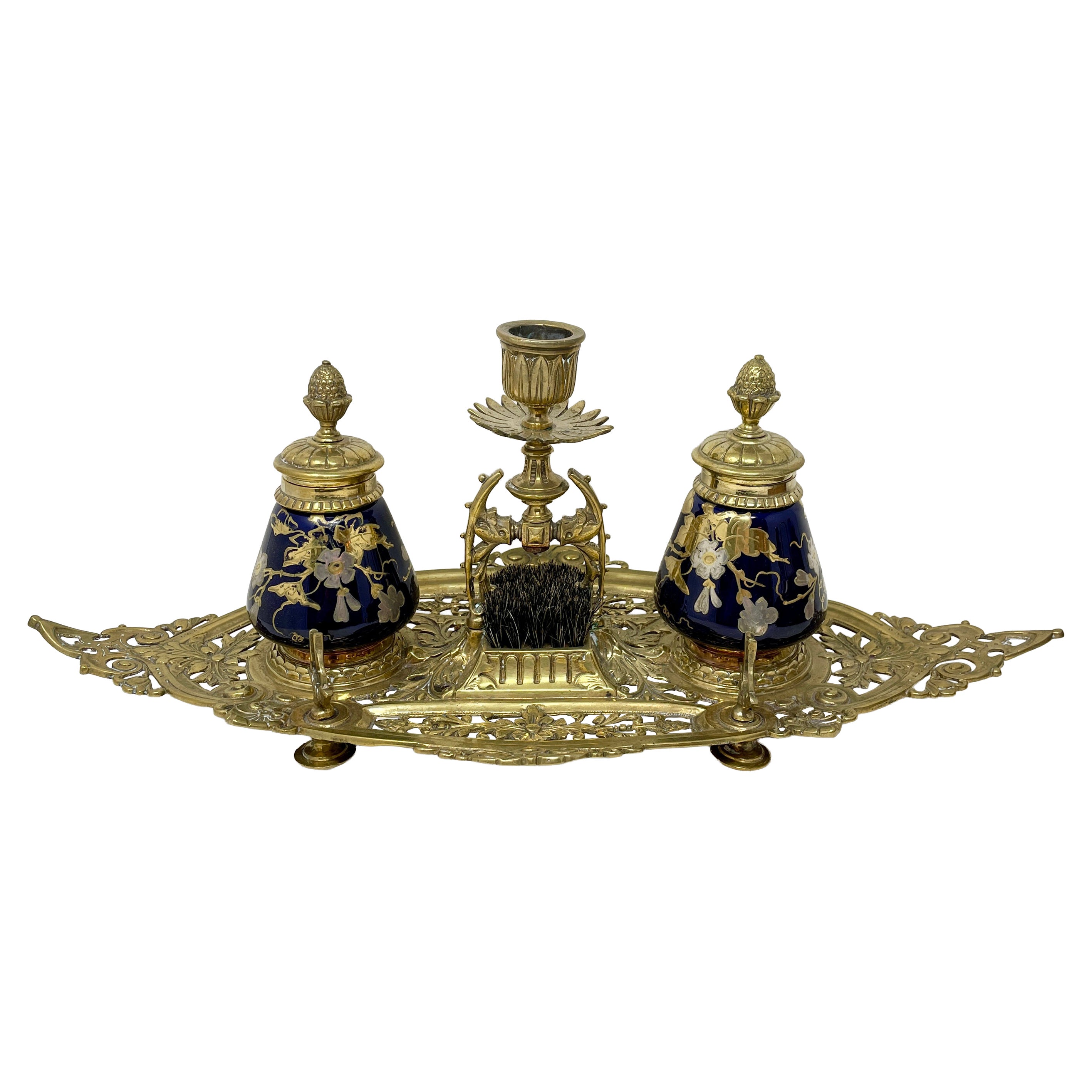 Antiguo Tintero Victoriano Inglés de Latón con Botellas Esmaltadas de Cobalto Circa 1875
