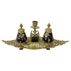 Antico calamaio inglese vittoriano in ottone con bottiglie di cobalto smaltate Circa 1875
