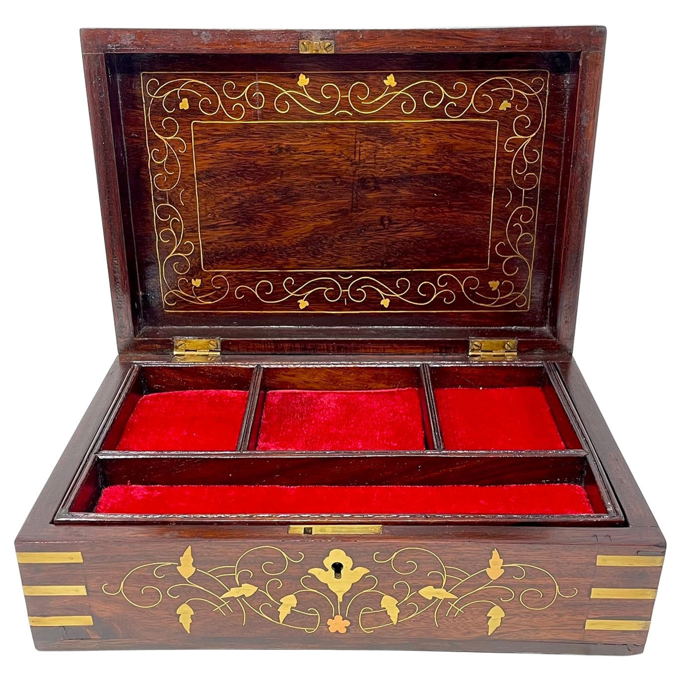 Antiguo joyero inglés victoriano de latón con incrustaciones de palisandro, circa 1890-1900.