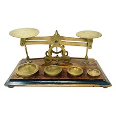 Antica bilancia postale inglese vittoriana in ottone, circa 1870-1880.
