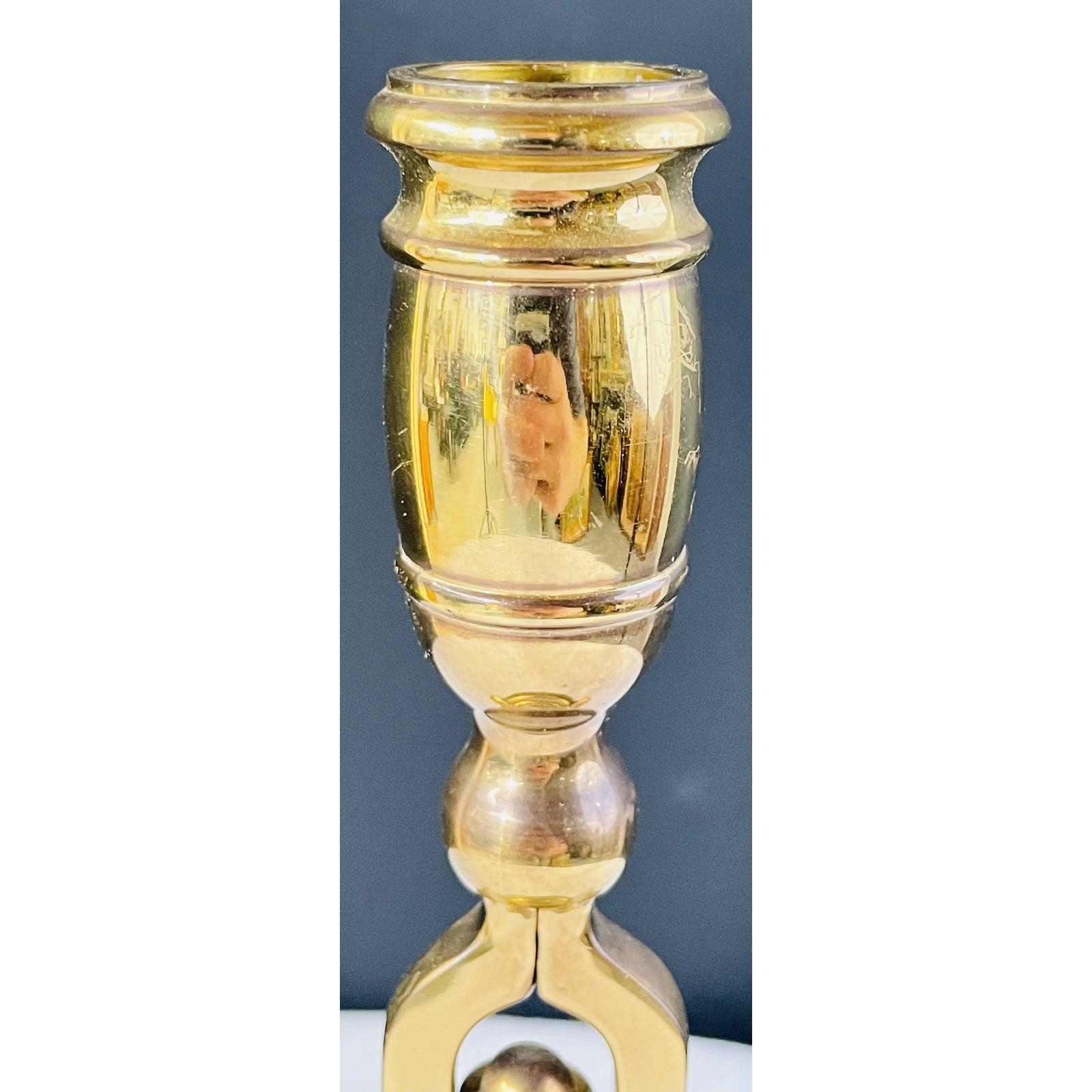 Ein antiker englischer viktorianischer Tavernen-Kerzenständer aus Messing mit Service-Glocke aus dem späten 19. Die Messingoberfläche hat einige altersbedingte Verfärbungen, aber insgesamt ist der Kerzenhalter in gutem Zustand und wird Ihre Hausbar