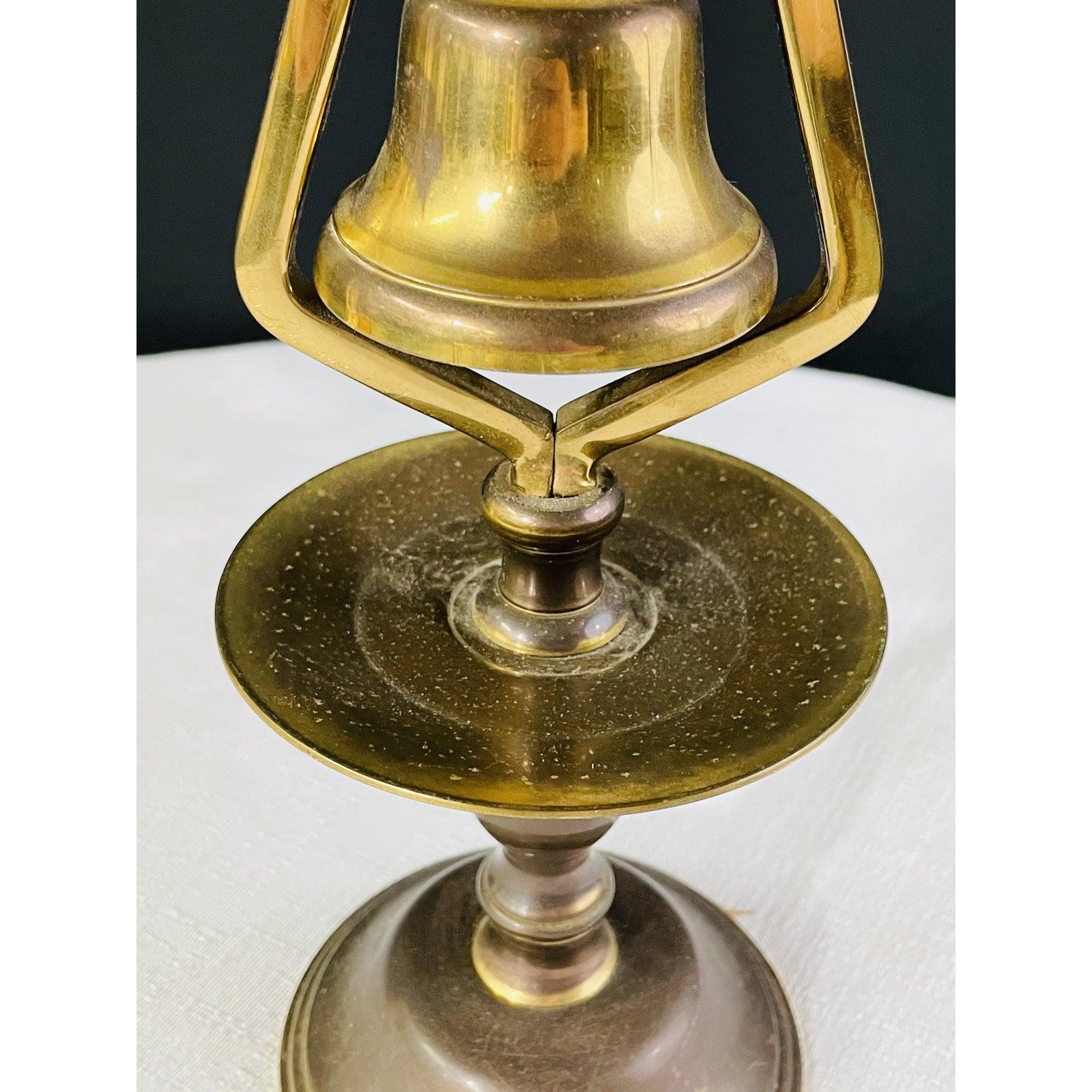 Antiker englischer viktorianischer Tavern-Kerzenständer aus Messing mit Service-Glocke (Englisch) im Angebot