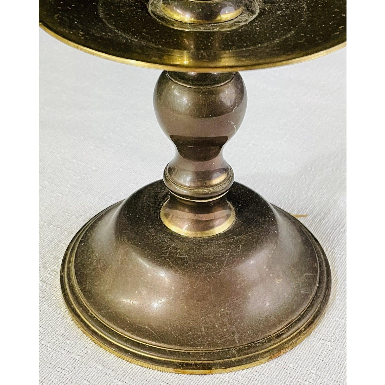 Antiker englischer viktorianischer Tavern-Kerzenständer aus Messing mit Service-Glocke im Zustand „Gut“ im Angebot in Plainview, NY