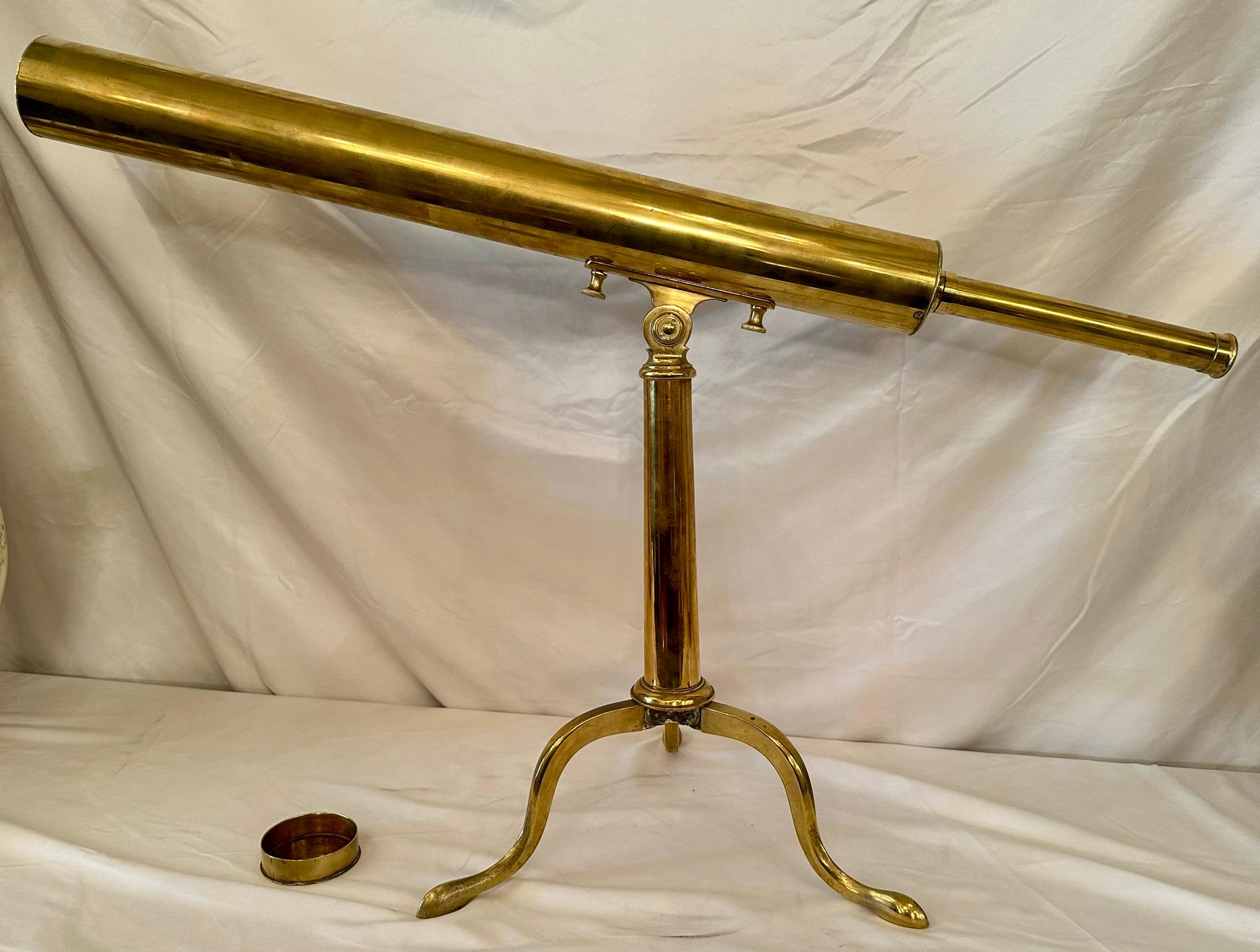 Antico telescopio inglese vittoriano in ottone con design da tavolo, circa 1870-1880.
Funzionante