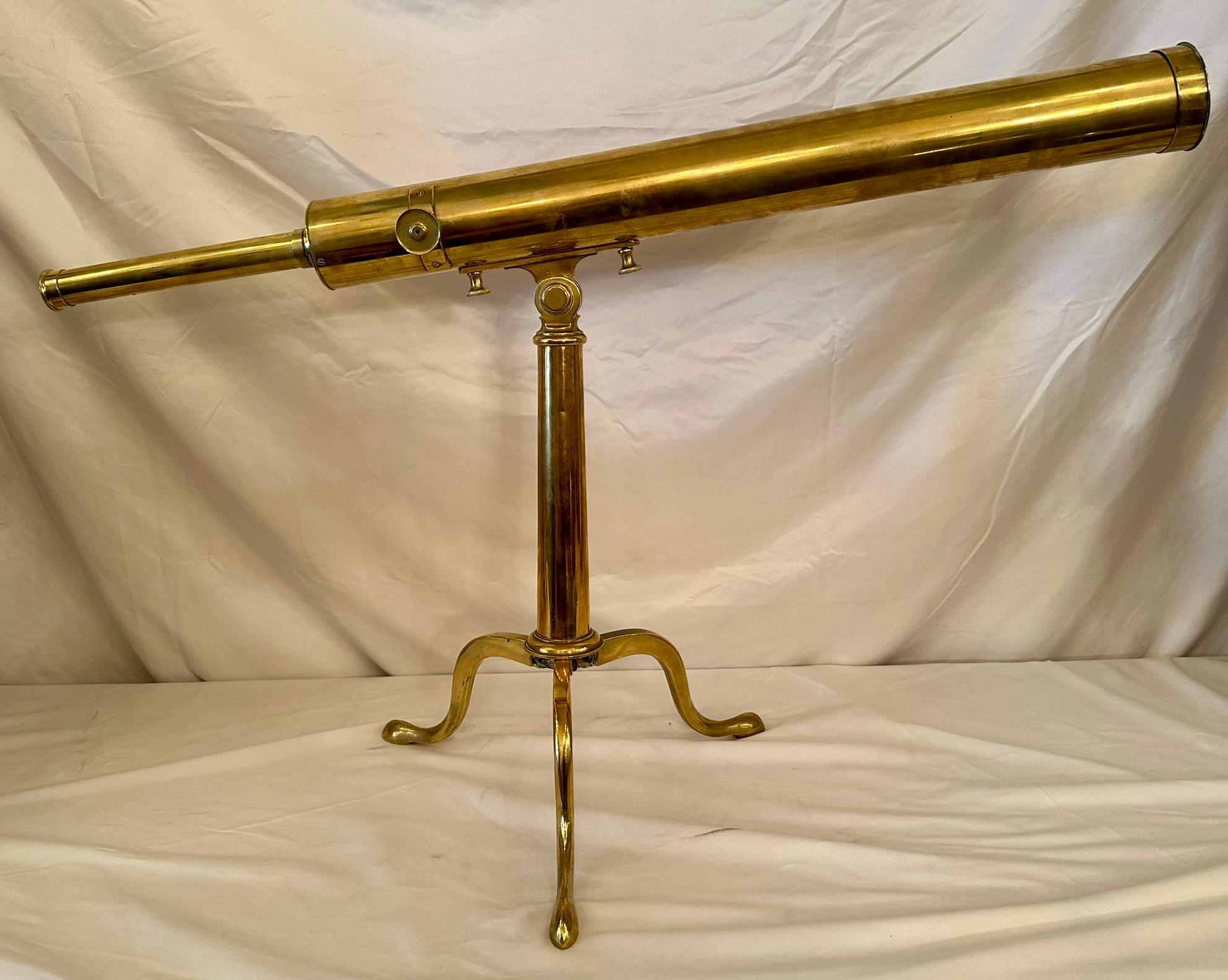 Inglese Antico telescopio inglese vittoriano in ottone con design da tavolo, circa 1870-1880. in vendita