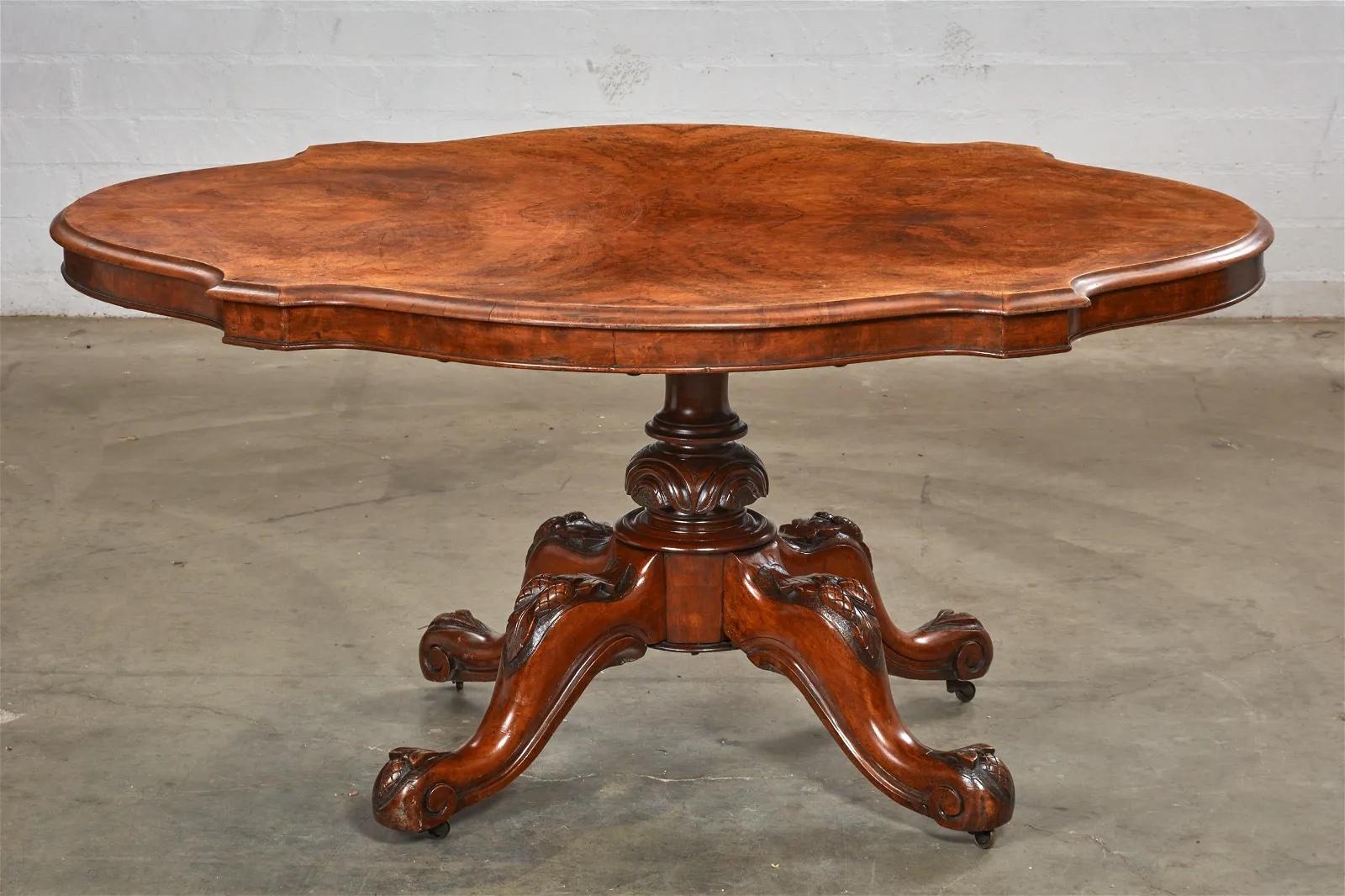 CIRCA - Table de salle à manger ou de petit déjeuner en acajou de l'époque victorienne anglaise, avec plateau en placage de noyer ronceux.

Age : 1850 - 1900

Style de mobilier : Victorien (1830 - 1900)

Dimensions totales : Hauteur 29