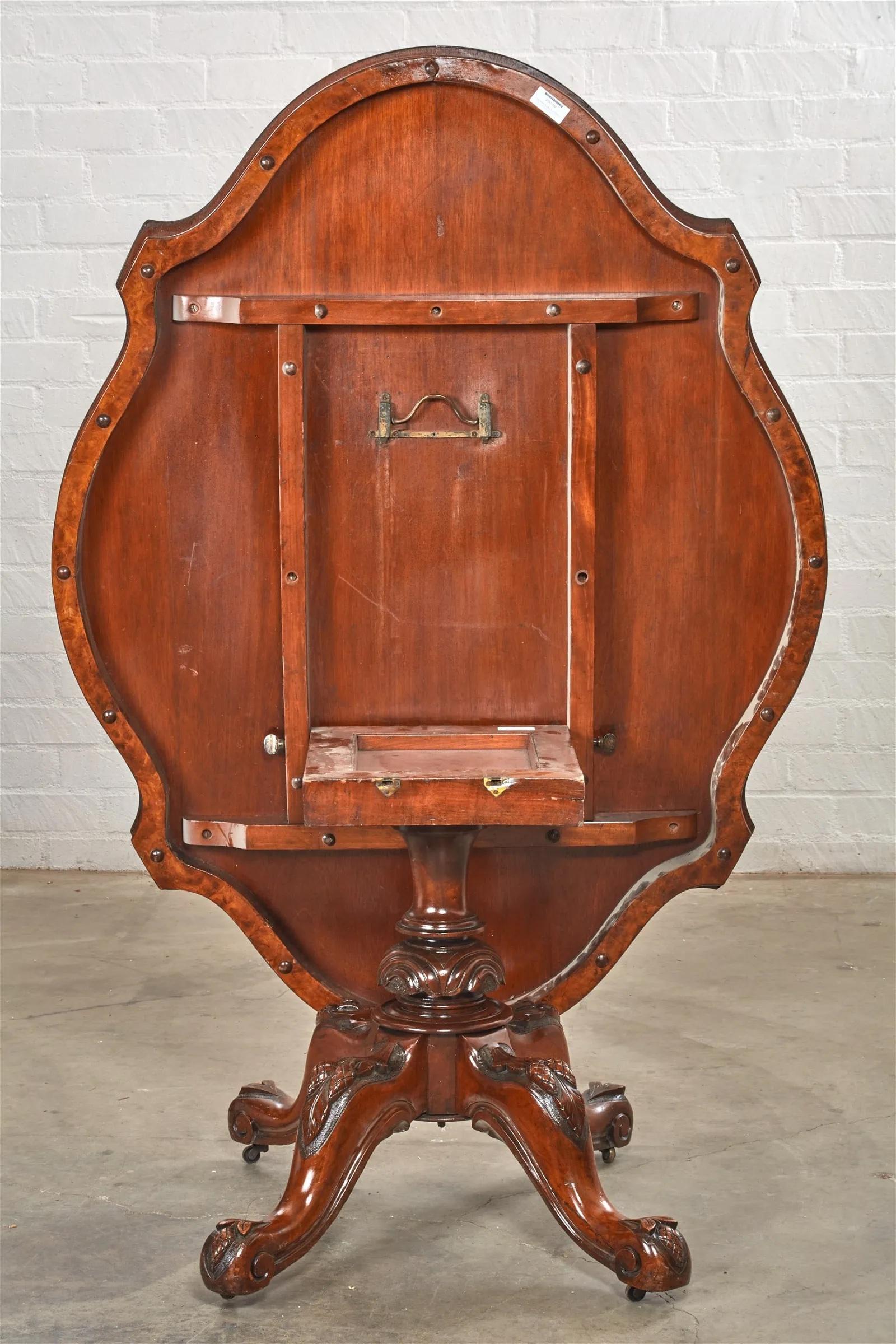 Victorien Ancienne salle à manger ou petit déjeuner en ronce d'acajou d'époque victorienne anglaise Circa 1870 en vente