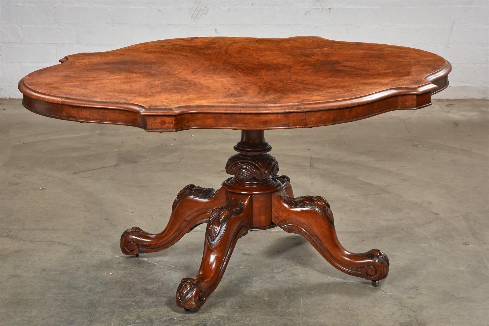 Britannique Ancienne salle à manger ou petit déjeuner en ronce d'acajou d'époque victorienne anglaise Circa 1870 en vente