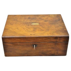 Ancienne petite boîte de bureau en ronce de noyer de l'époque victorienne anglaise avec intérieur aménagé