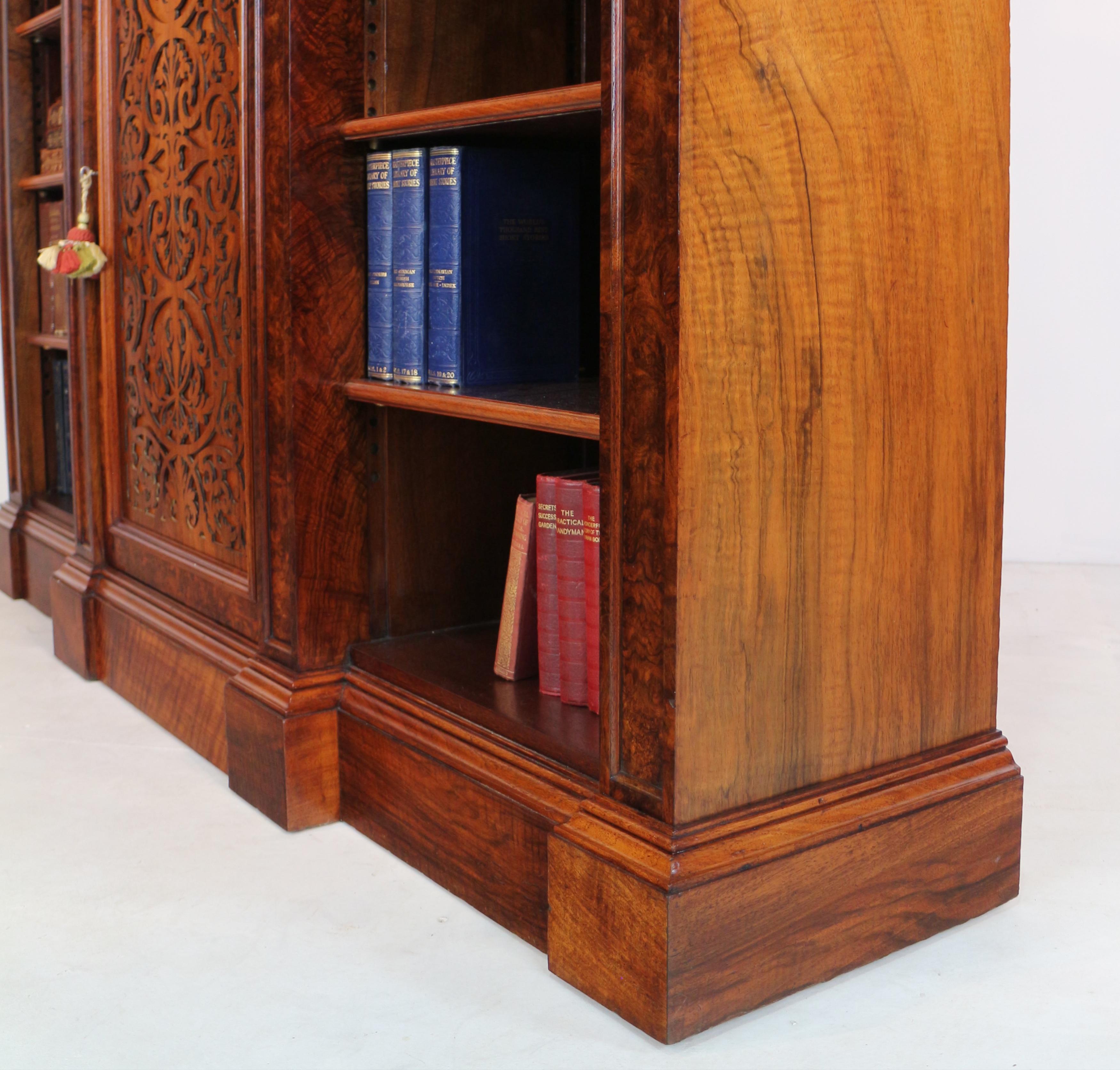 Antikes englisches viktorianisches Bücherregal / Beistellschrank aus Gratnussholz im Angebot 11