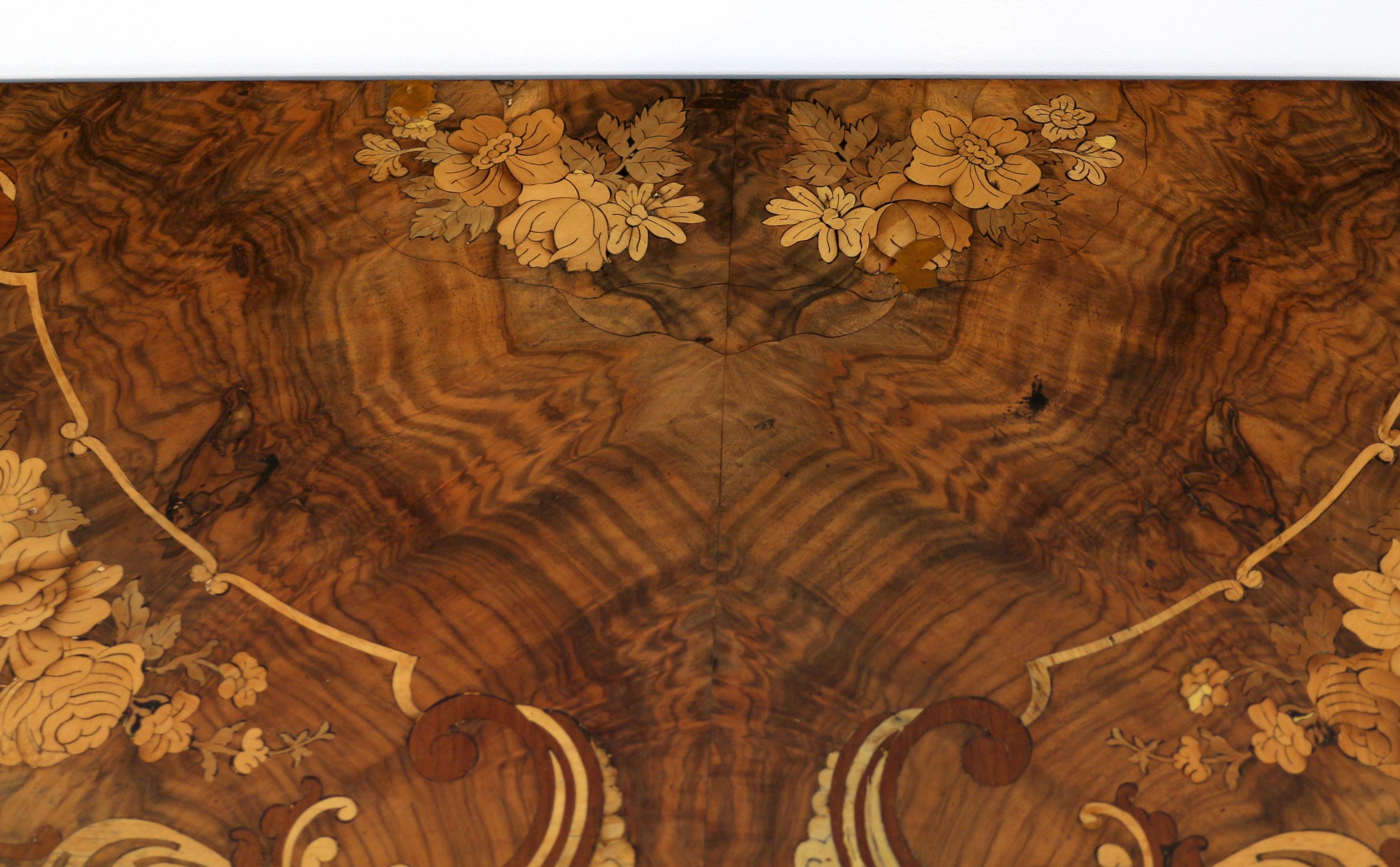 Ancienne table à cartes Demi-Lune victorienne anglaise en ronce de noyer et marqueterie florale en vente 3