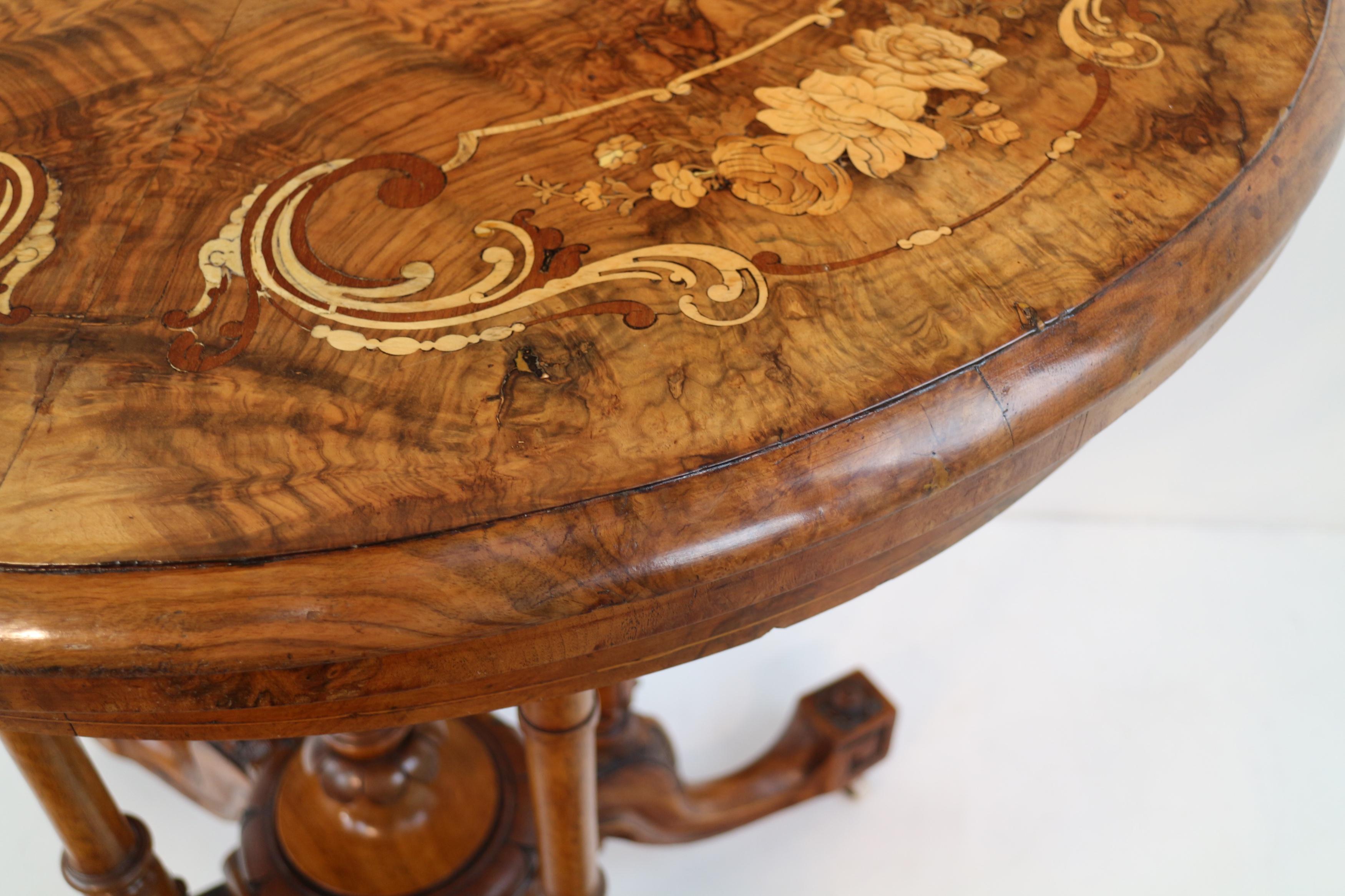 Ancienne table à cartes Demi-Lune victorienne anglaise en ronce de noyer et marqueterie florale en vente 6