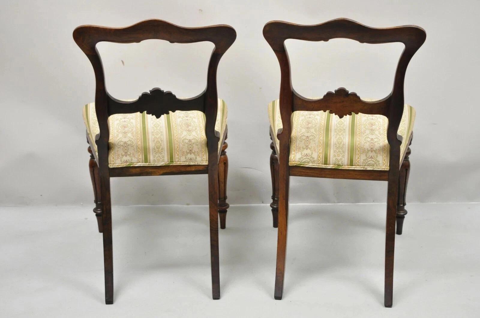 Anciennes chaises de salon en palissandre sculpté de l'époque victorienne anglaise - une paire en vente 3