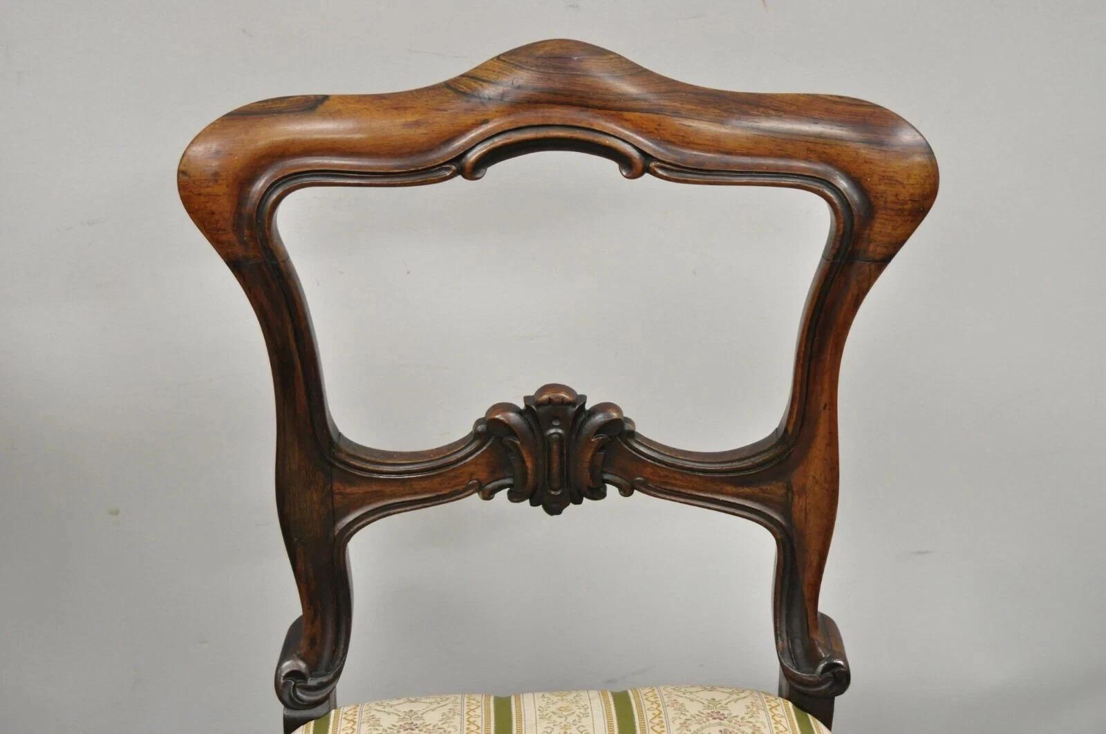 Victorien Anciennes chaises de salon en palissandre sculpté de l'époque victorienne anglaise - une paire en vente