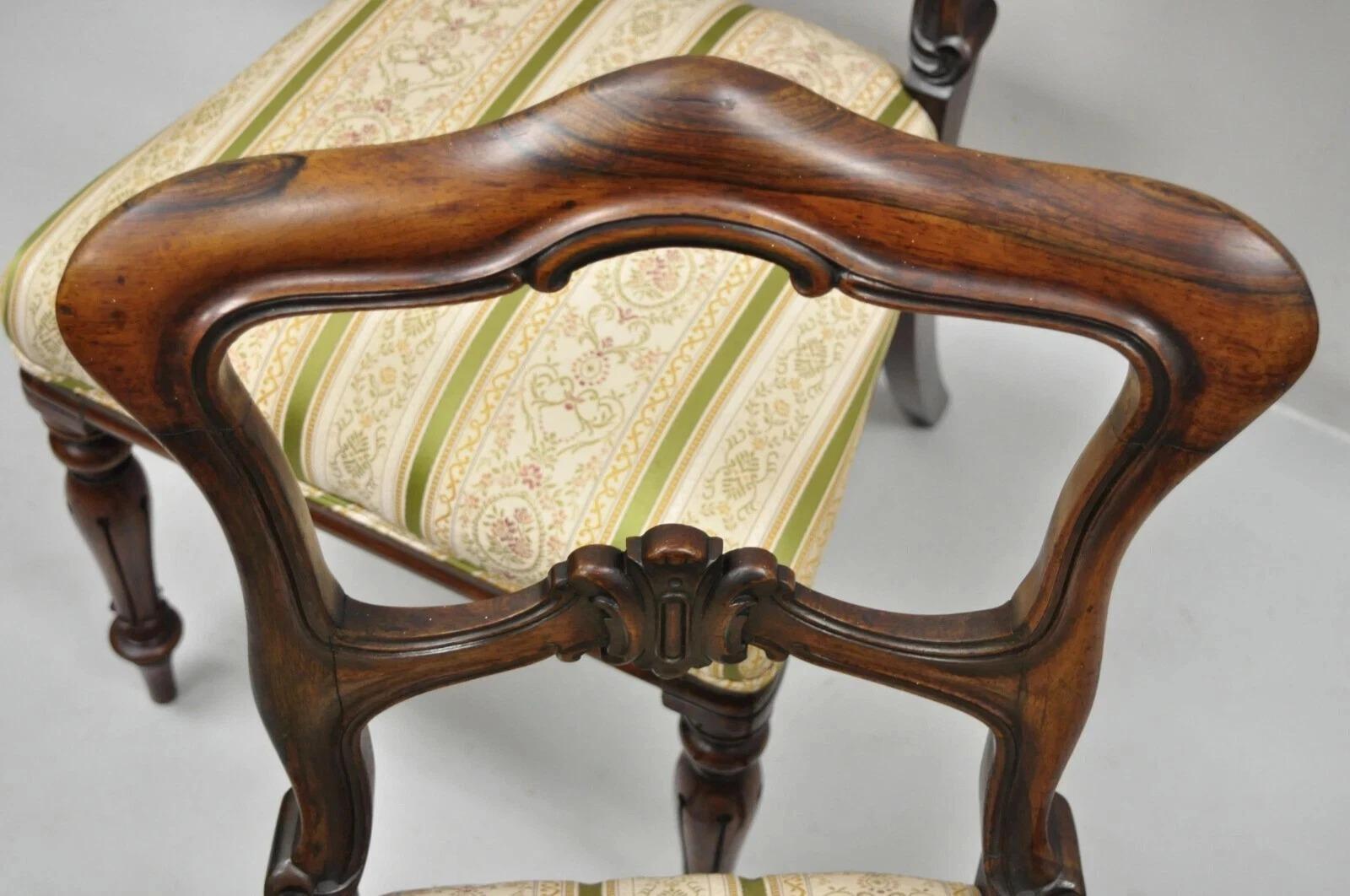 Inconnu Anciennes chaises de salon en palissandre sculpté de l'époque victorienne anglaise - une paire en vente