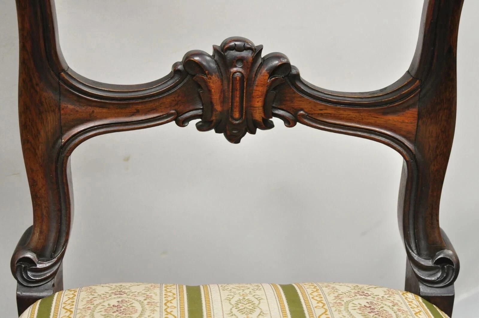 Anciennes chaises de salon en palissandre sculpté de l'époque victorienne anglaise - une paire Bon état - En vente à Philadelphia, PA