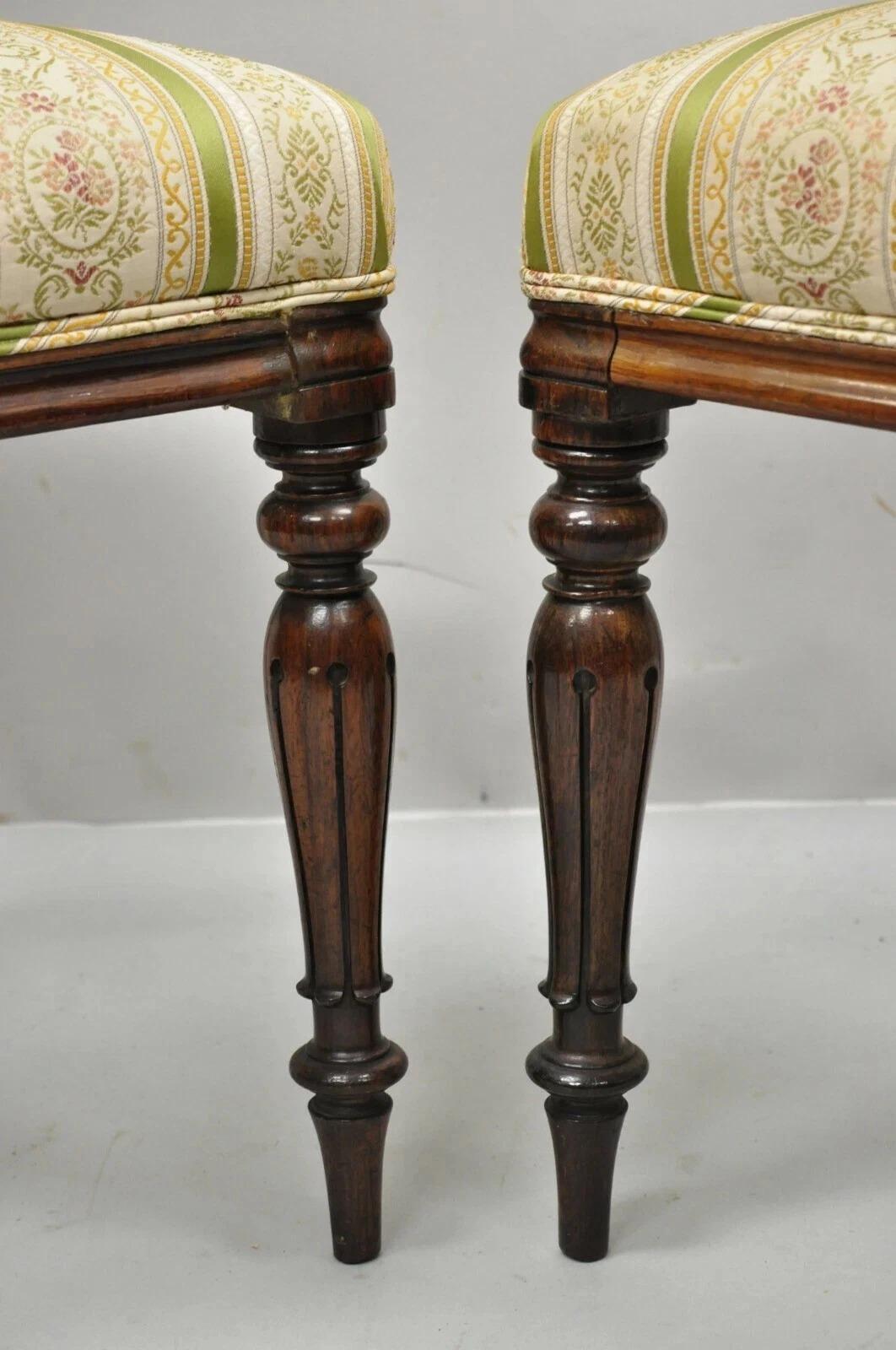 XIXe siècle Anciennes chaises de salon en palissandre sculpté de l'époque victorienne anglaise - une paire en vente