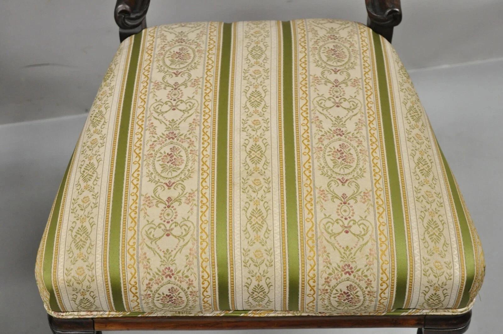 Tissu Anciennes chaises de salon en palissandre sculpté de l'époque victorienne anglaise - une paire en vente