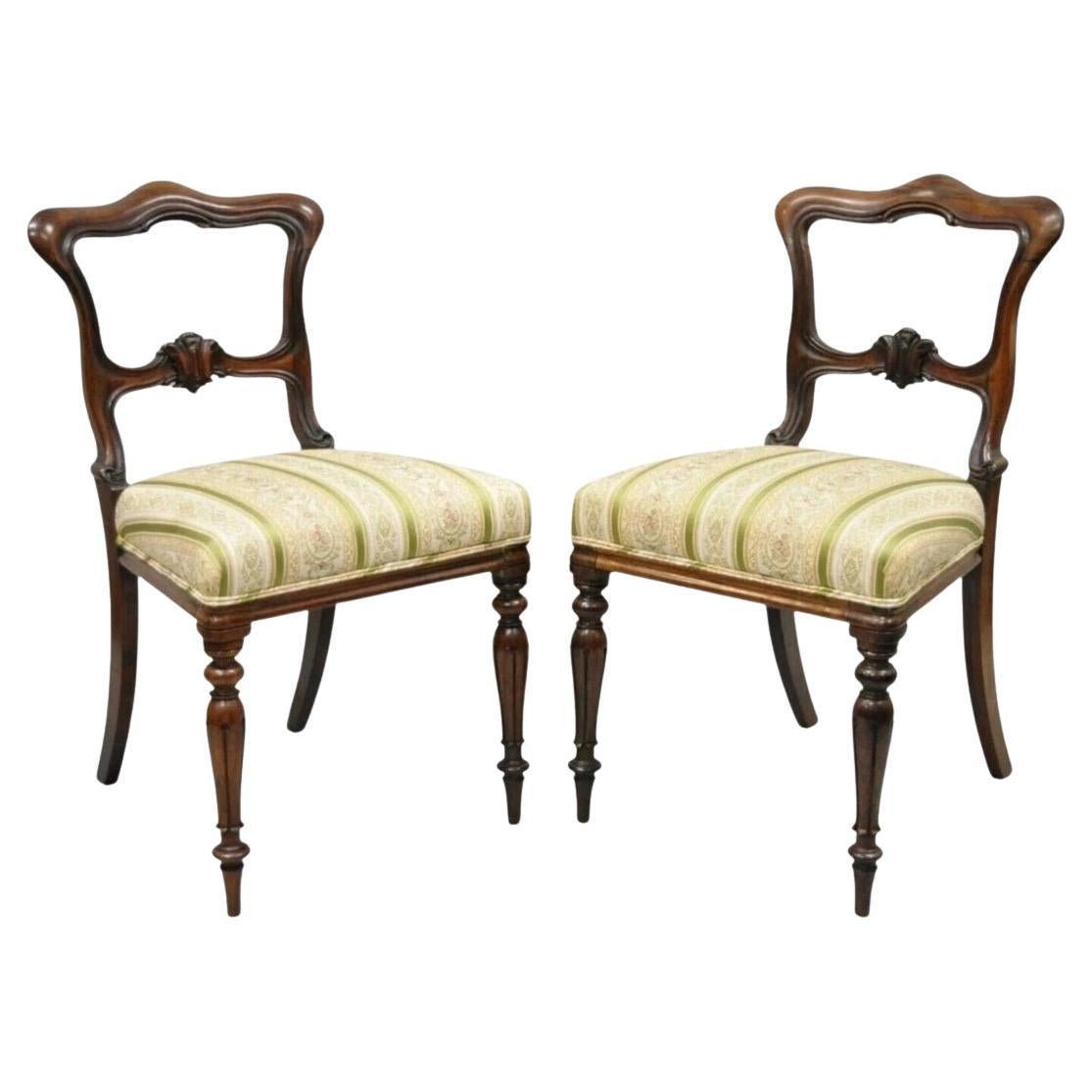 Anciennes chaises de salon en palissandre sculpté de l'époque victorienne anglaise - une paire