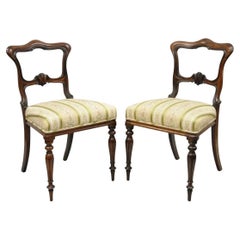 Anciennes chaises de salon en palissandre sculpté de l'époque victorienne anglaise - une paire