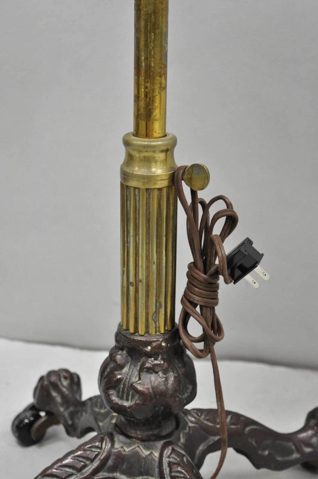 Ancien lutrin anglais victorien en fonte à pattes en noyer et laiton avec lampe en vente 11