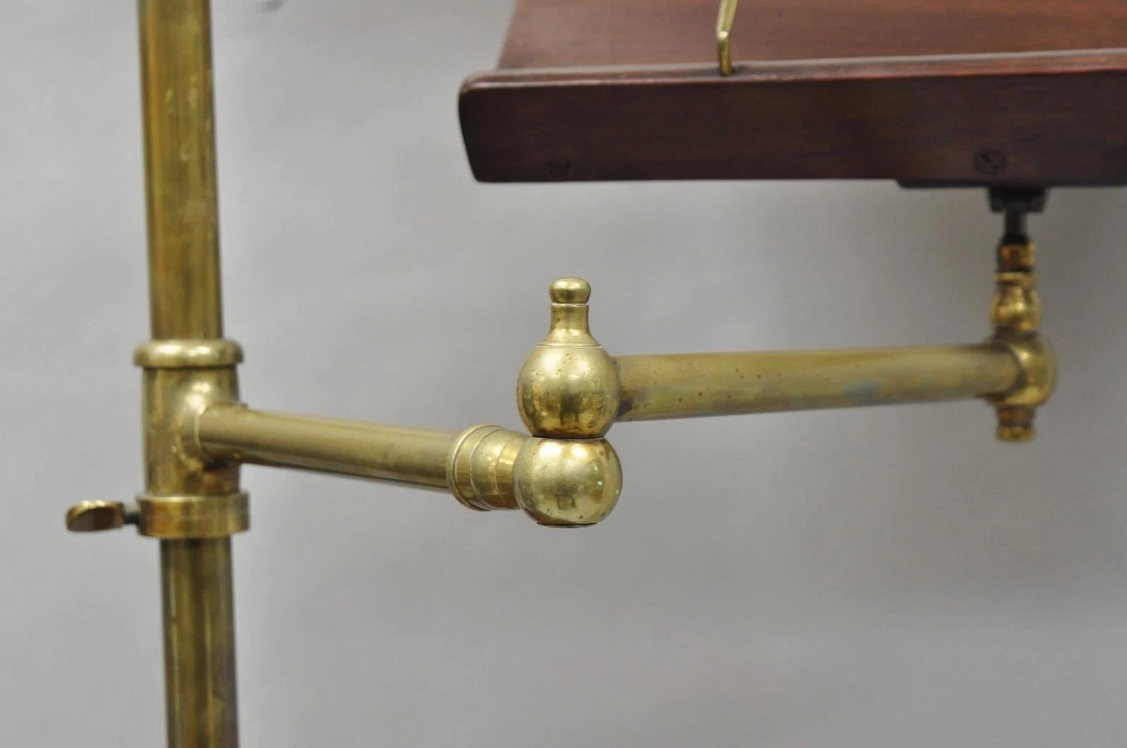 Moulage Ancien lutrin anglais victorien en fonte à pattes en noyer et laiton avec lampe en vente