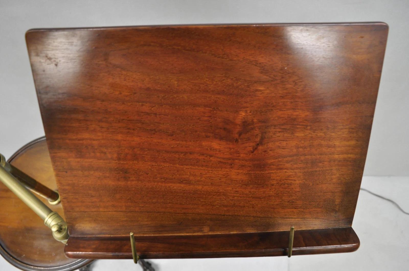 Ancien lutrin anglais victorien en fonte à pattes en noyer et laiton avec lampe Bon état - En vente à Philadelphia, PA