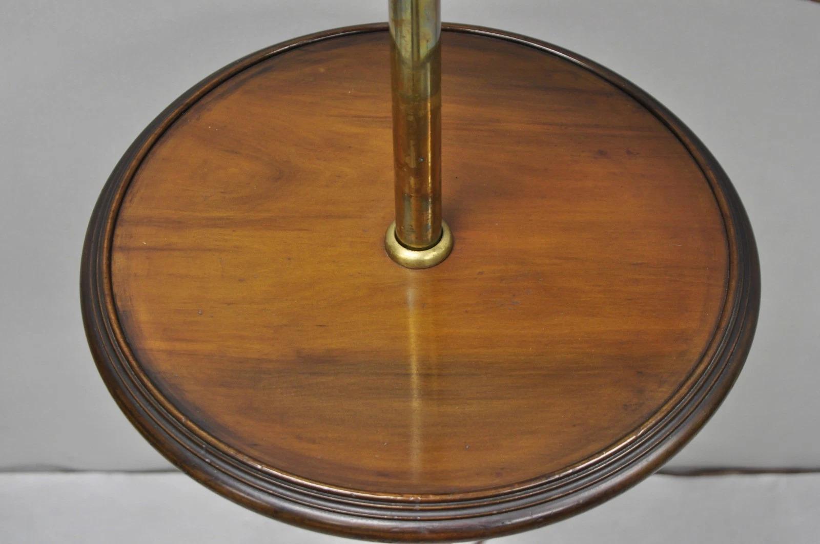 XIXe siècle Ancien lutrin anglais victorien en fonte à pattes en noyer et laiton avec lampe en vente