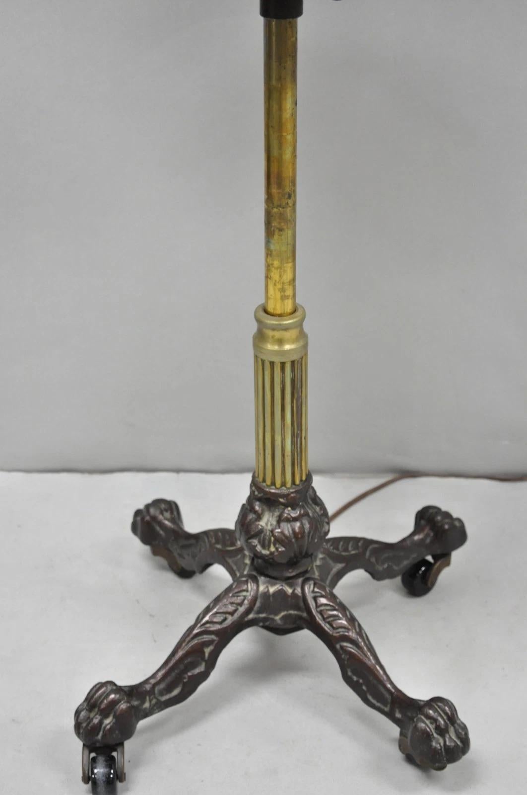 Laiton Ancien lutrin anglais victorien en fonte à pattes en noyer et laiton avec lampe en vente