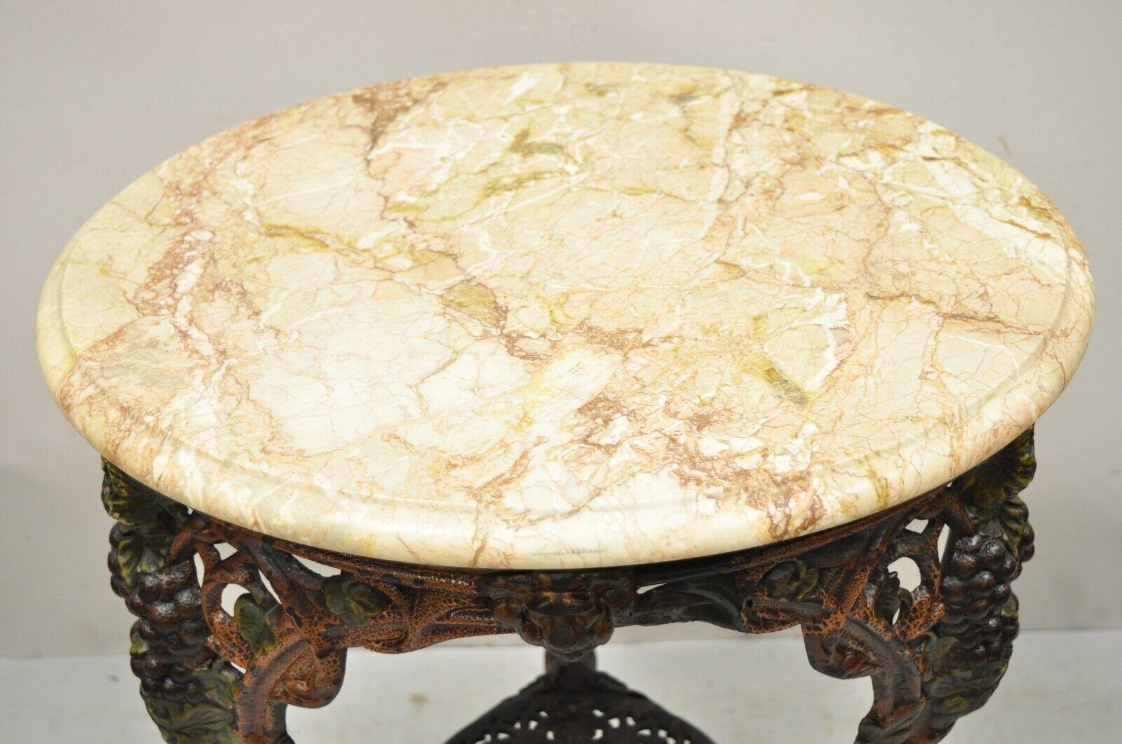 20ième siècle Ancienne table de pub victorienne anglaise en fonte à plateau rond en marbre en vente