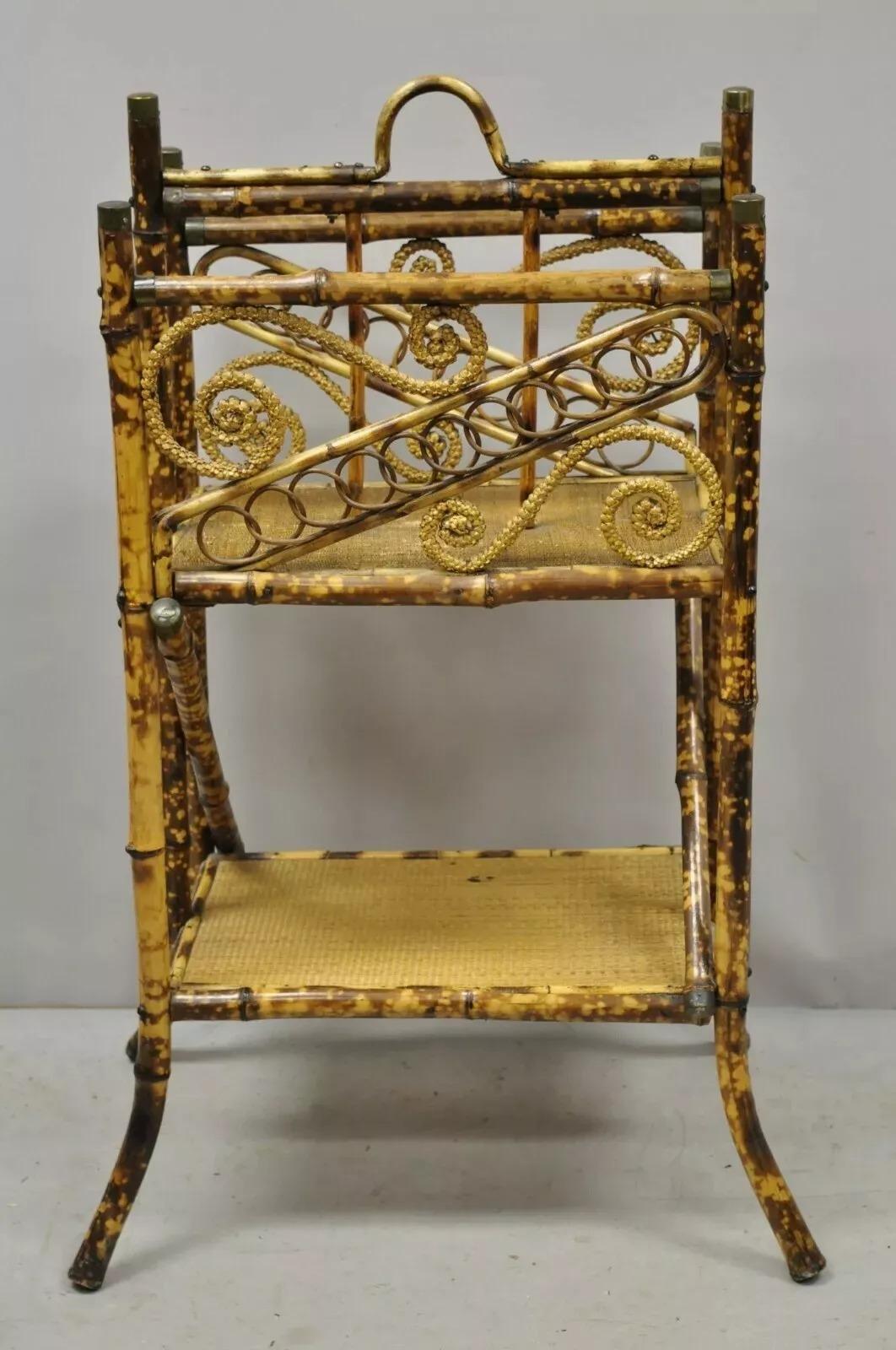 Antico scaffale porta riviste in bambù bruciato e carbonizzato. L'articolo presenta un'ornamentale decorazione a volute di bambù curvato, un ripiano inferiore, accenti in ottone, un modello molto raro, un oggetto d'antiquariato molto bello. Circa