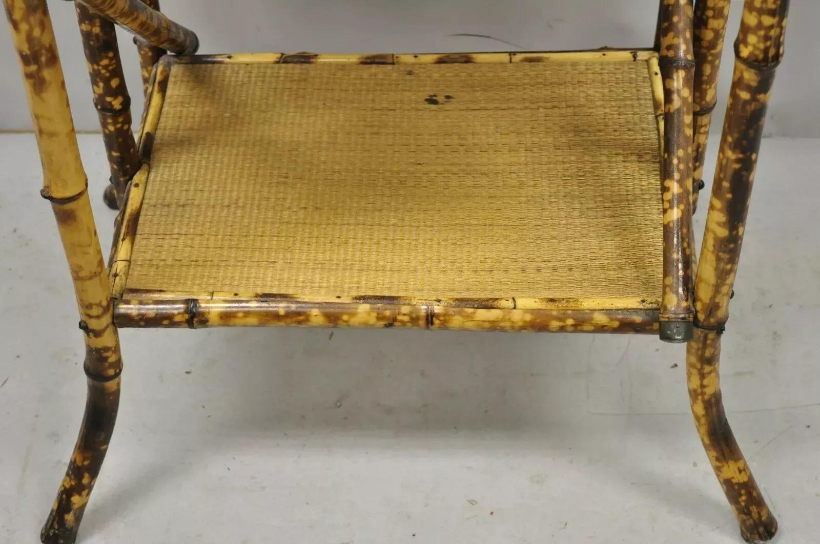 Bambou Ancienne étagère en bambou charbonné de style victorien anglais pour porte-revues en vente