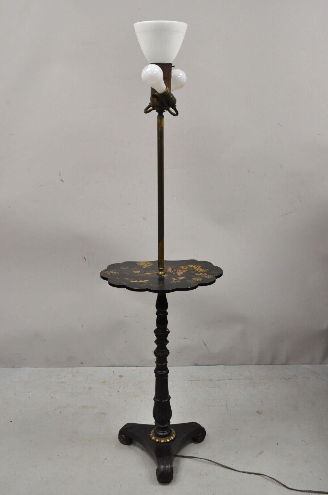 Ancien lampadaire anglais victorien laqué chinoiserie avec table festonnée. Cette pièce est composée d'un socle tripode en acajou sculpté, d'accents dorés, d'un plateau à bord festonné peint à la main avec des scènes asiatiques et d'un diffuseur de